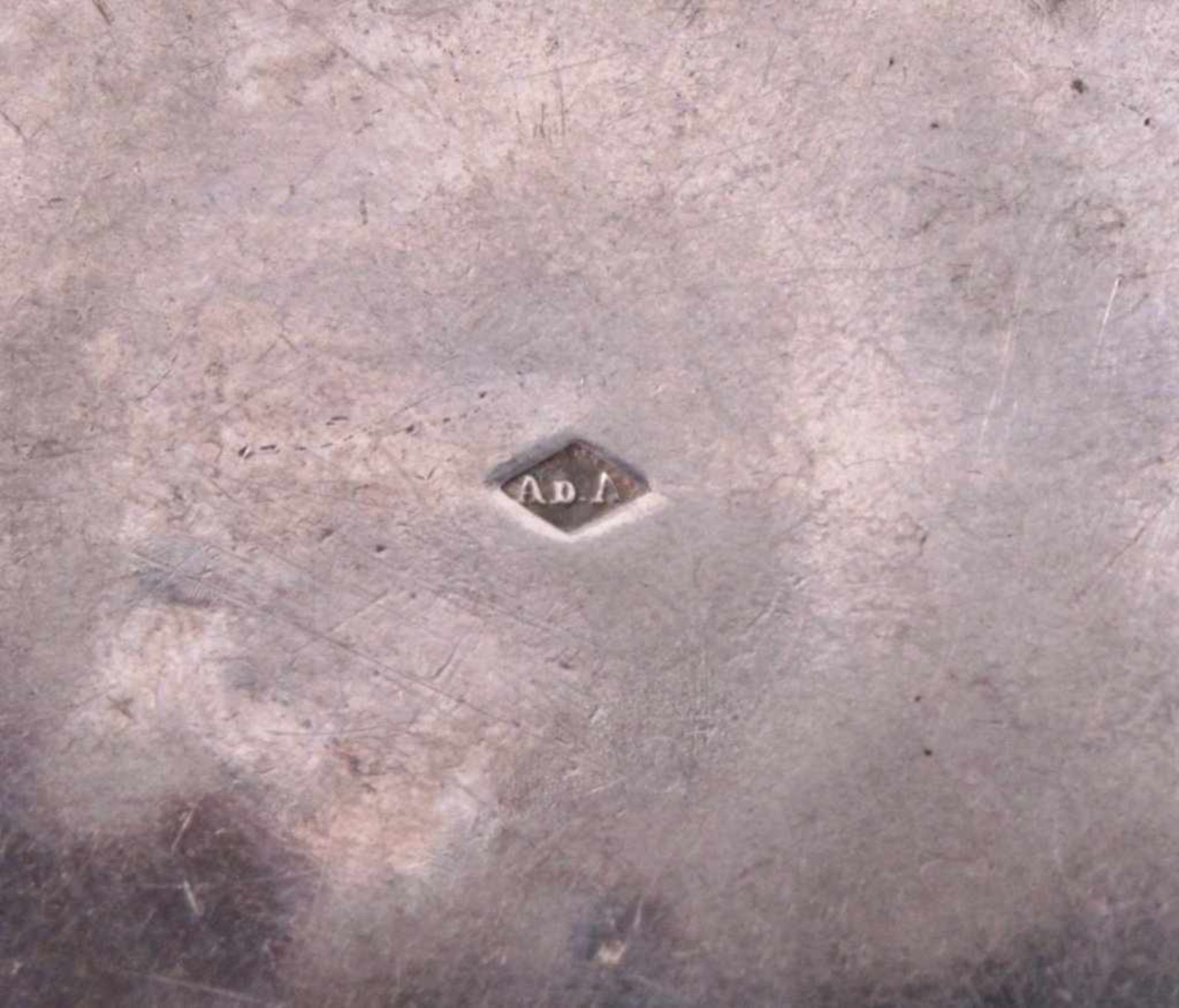 Silberner Becher, Frankreich, 18. Jh.Meistermarke AD.A, Rillendekor, zentrale Rocaillekartuschemit - Bild 5 aus 5