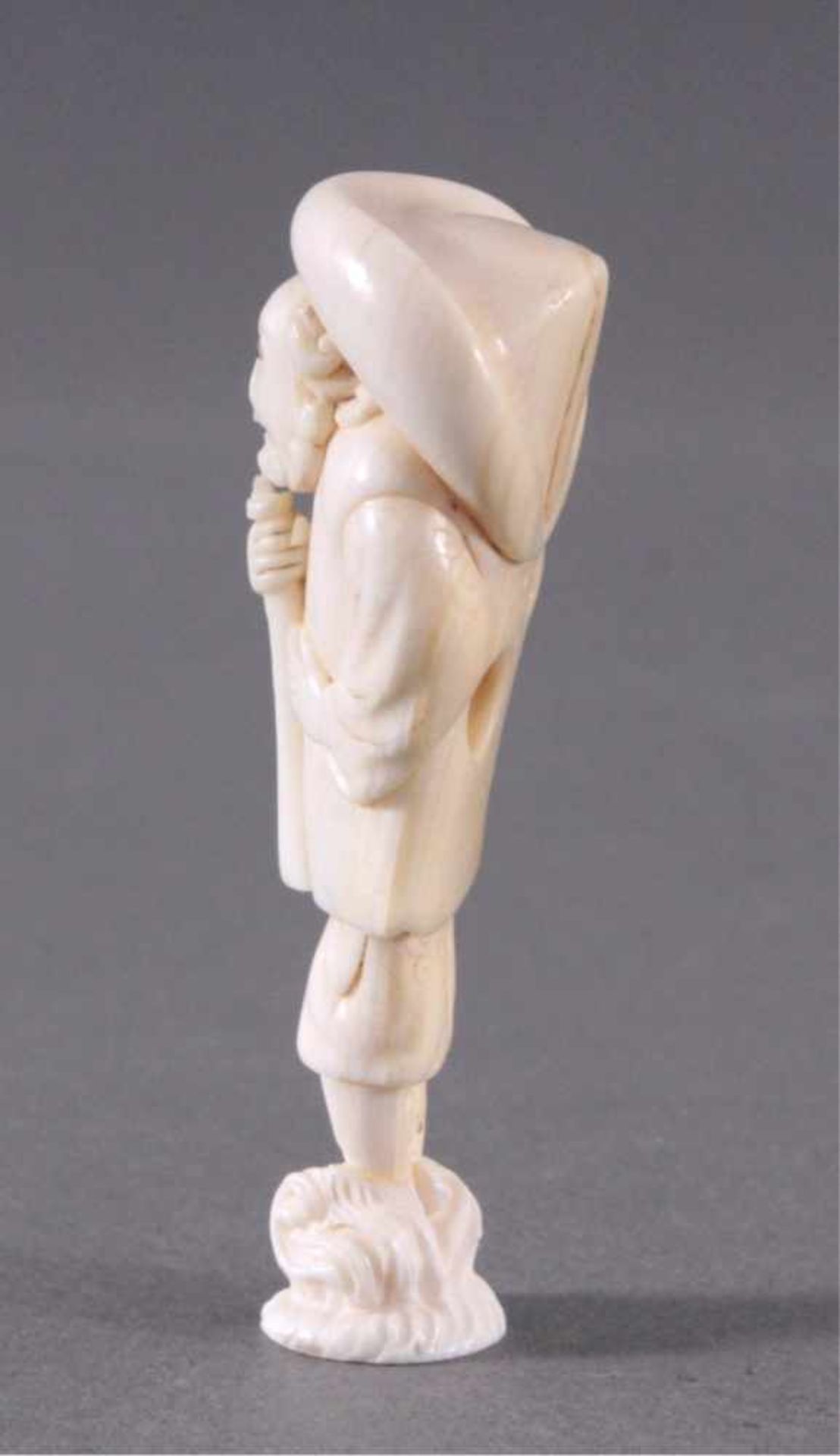 Netsuke, Japan 1. Hälfte 20. Jh., Elfenbein geschnitztStehender Mann mit Stoch und Hut,ca. 6,9 x 2,5 - Bild 2 aus 6