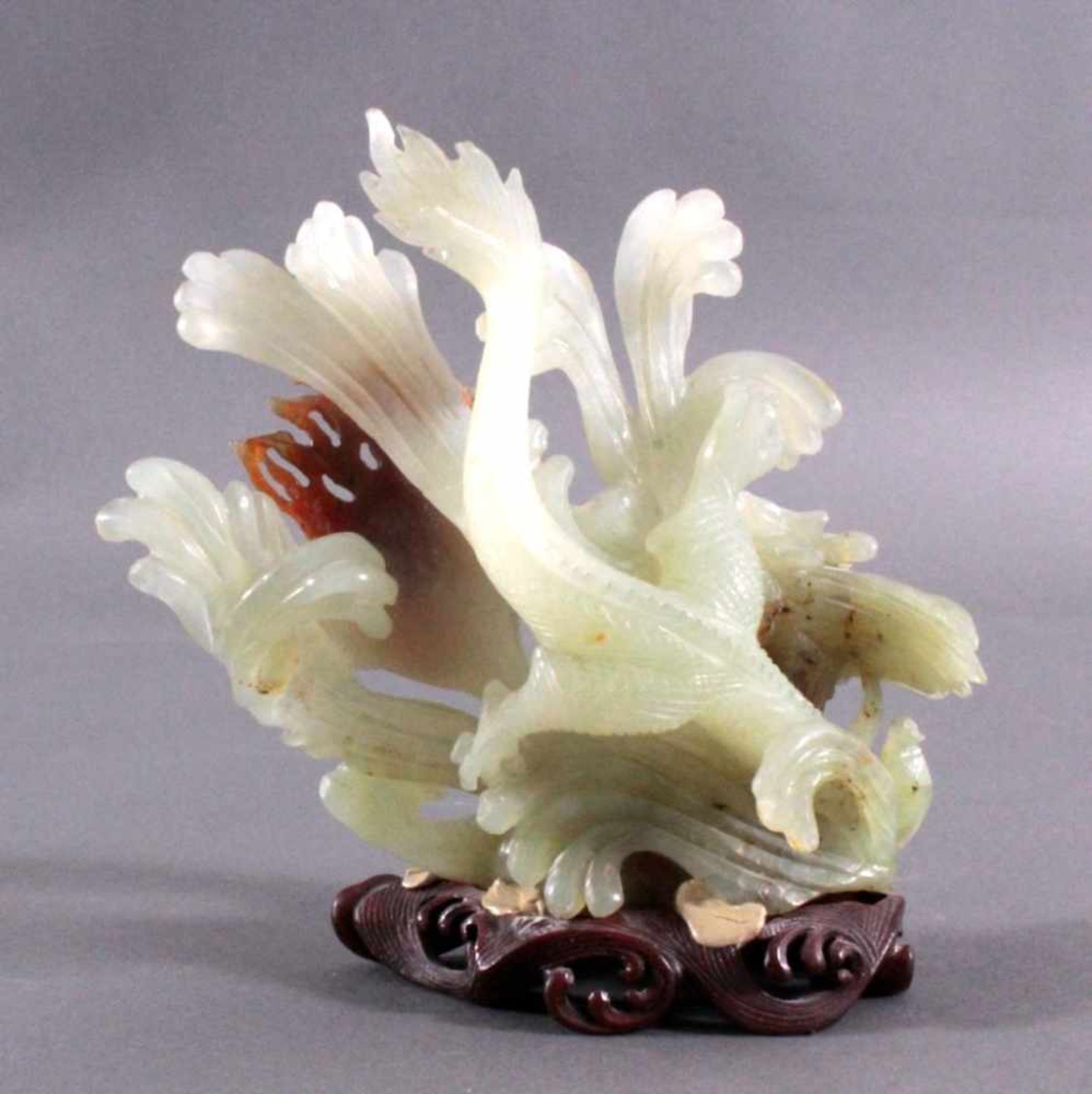 Jade Figur "Drache", ChinaVollplastische Darstellung eines stehenden Drachen mitFeuerkugel, auf - Image 2 of 4