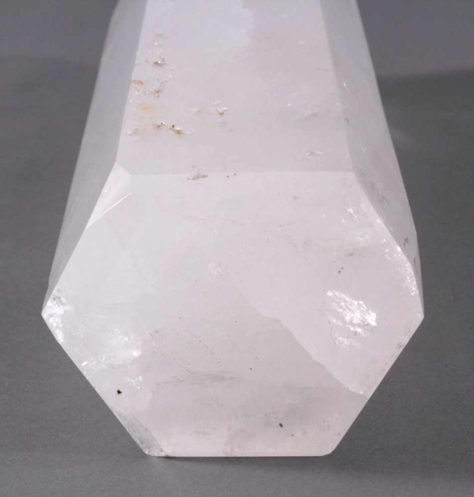 Bergkristall-Spitze in Form eines Obelsiken, 10,9kg6-Kant geschliffen, ca. 46 x 13 x 11cm - Image 3 of 3