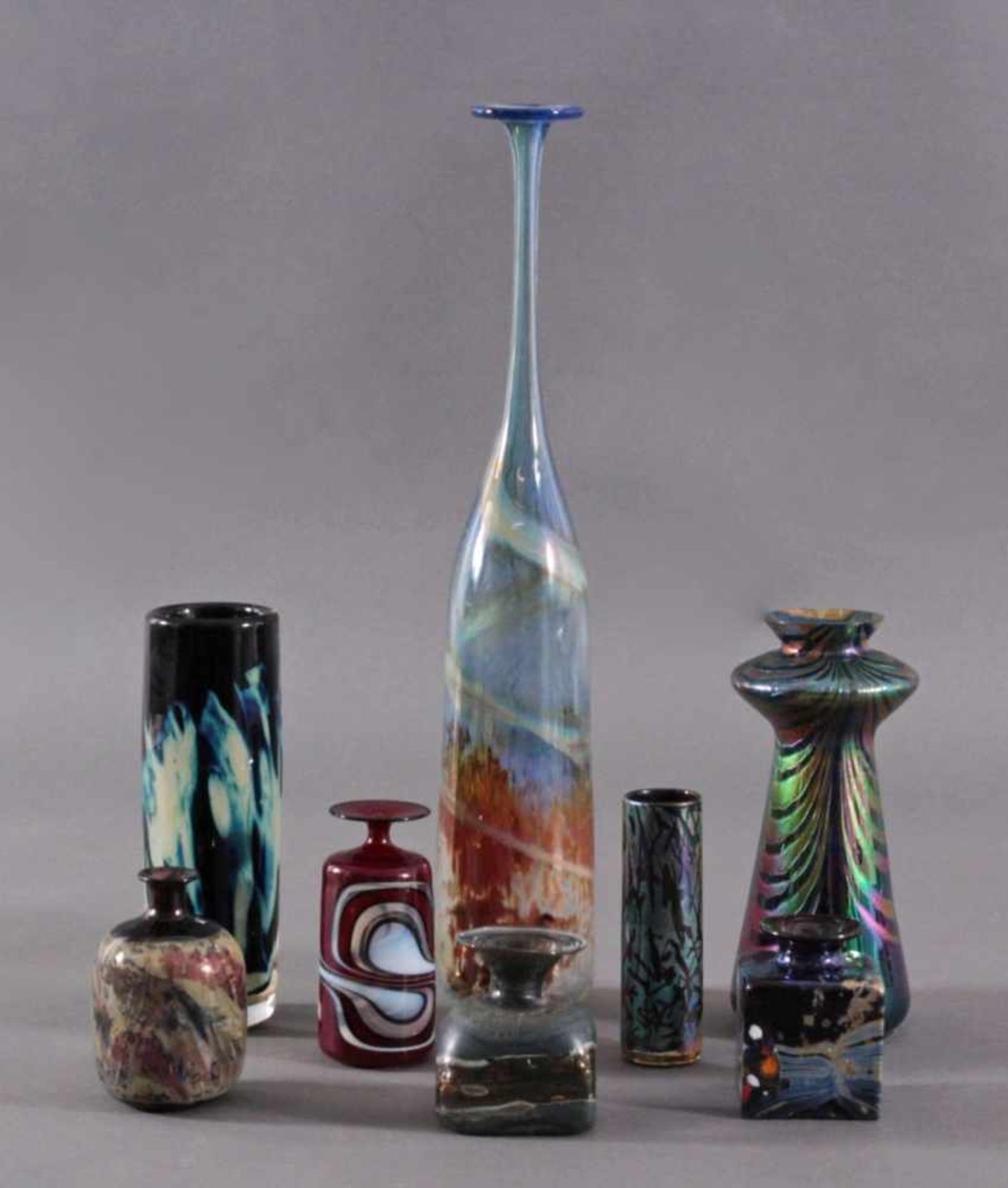 Acht Glaskunst-VasenÜberfangglas mit verschiedenen Ätz- und Poliertechniken,sowie