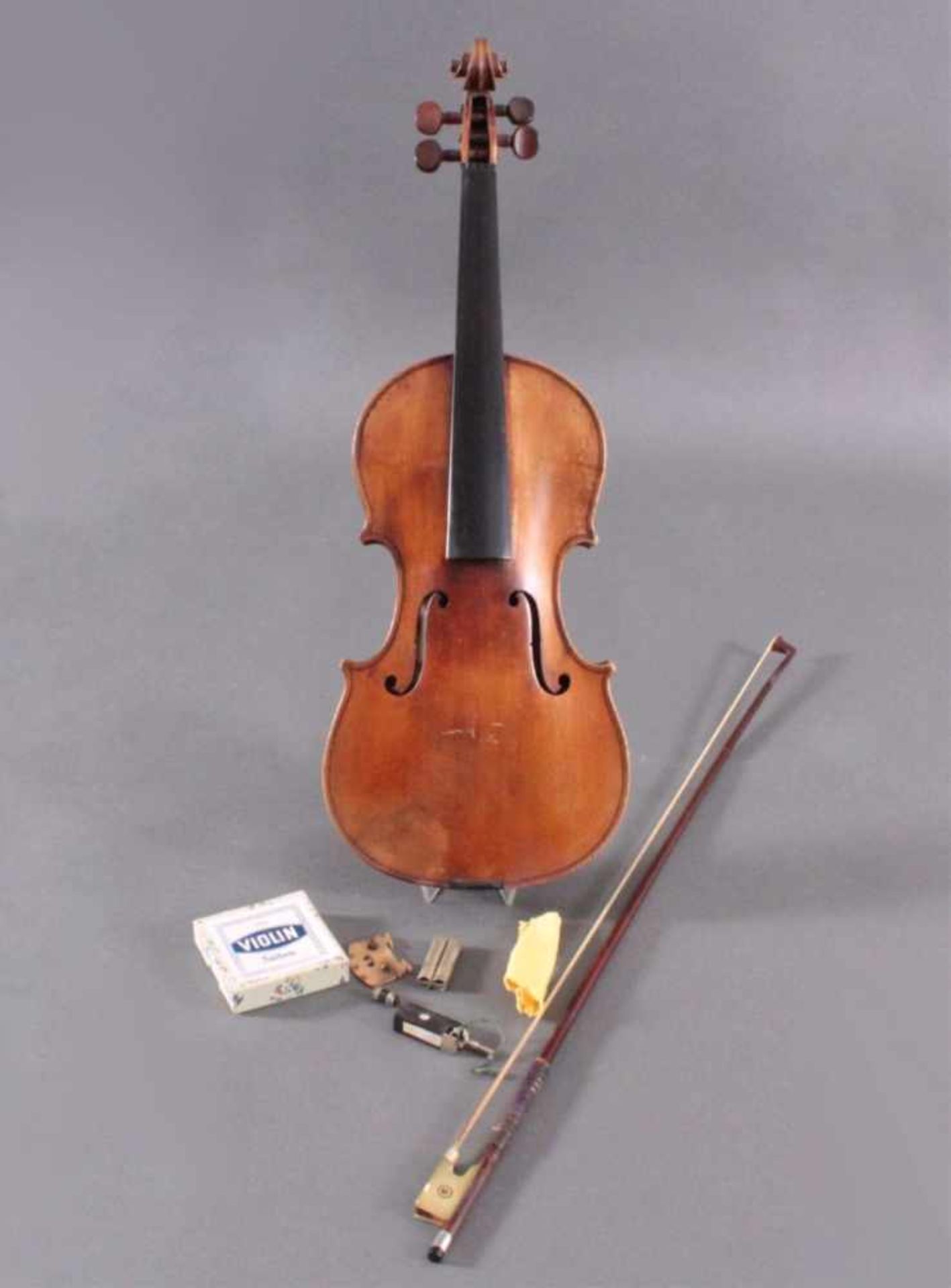 Geige / Violine mit Bogen und Geigenkasten um 1900Ca. Korpus Länge 36 cm. - Bild 2 aus 9