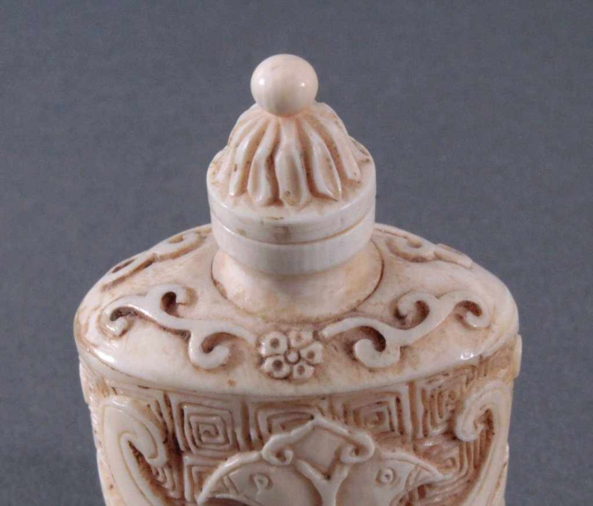 Snuff Bottle aus Elfenbein, China um 1900Umlaufend feine Schnitzarbeit von Ornamenten,ca. Höhe 6,5 - Image 5 of 6