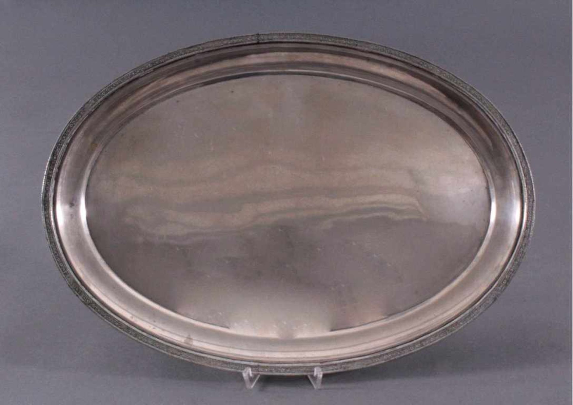 Großes SilbertablettOvale Form, mit Ornamenten verzierter Rand, punziert,ca. 1,5 x 41,5 x 29 cm, 680