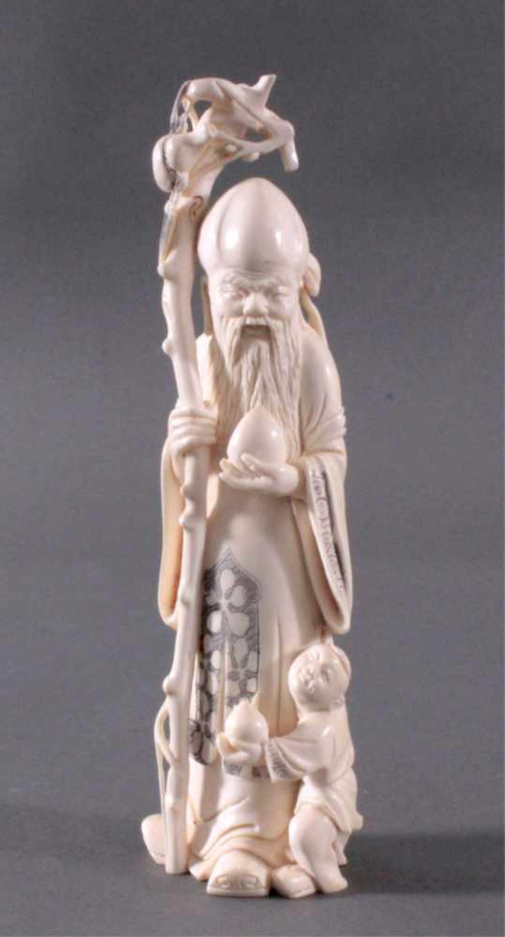 Elfenbeinfigur, China 1.. Hälfte 20. Jh.Dargestellt als wandernder Eremit mit Glatze, Stock