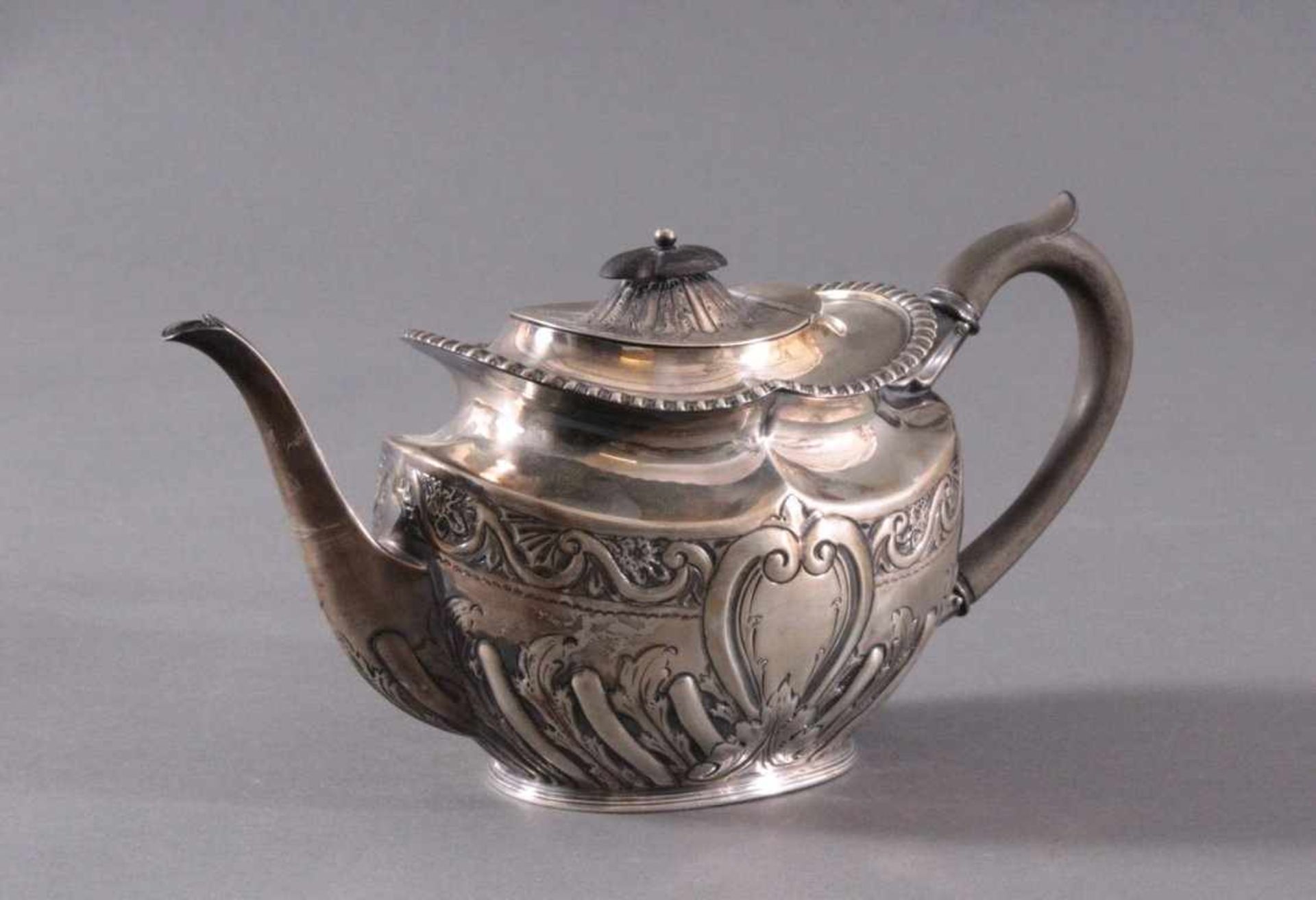 Silberne Teekanne, England 19. Jh.Getriebenes Silber, reliefierte Wandung, ebonisierter Griffund - Bild 2 aus 6