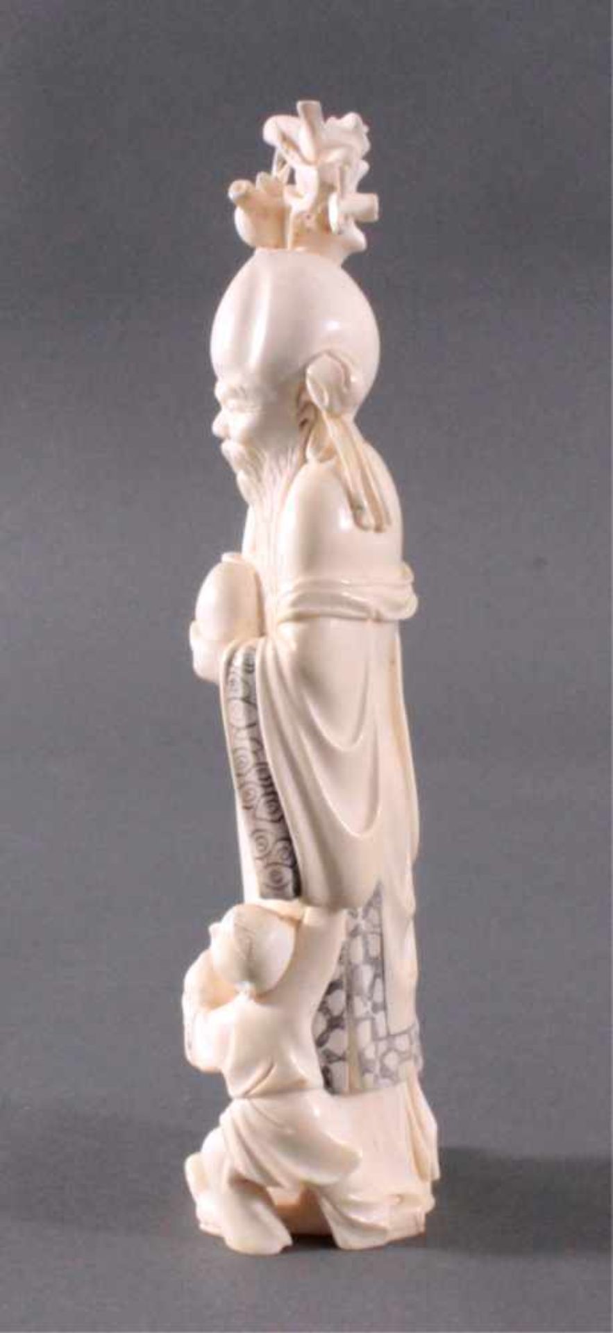 Elfenbeinfigur, China 1.. Hälfte 20. Jh.Dargestellt als wandernder Eremit mit Glatze, Stock - Image 2 of 7