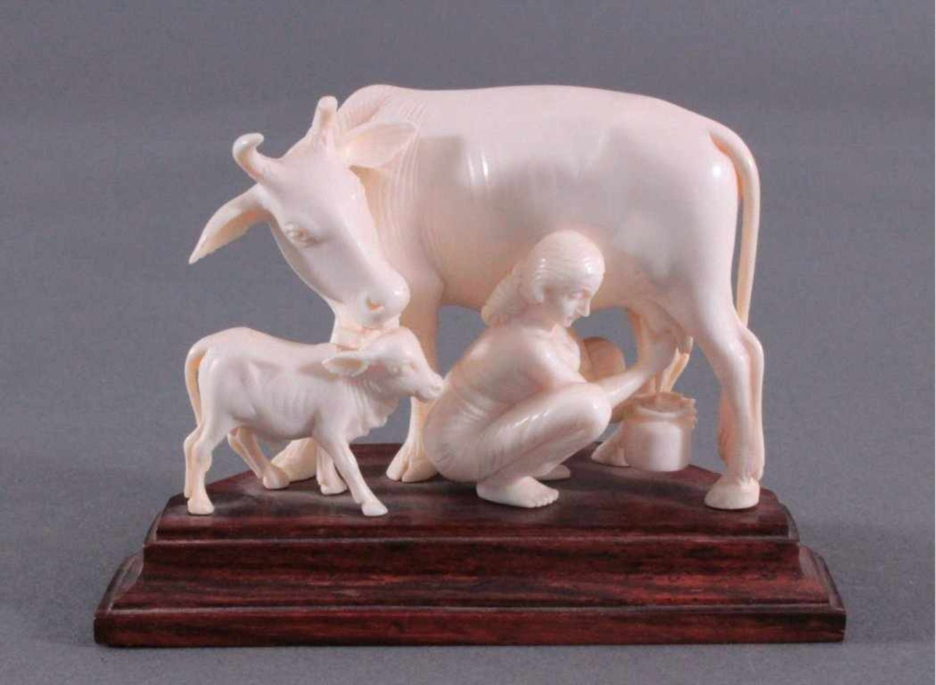 Elfenbeinfigur, Kuh mit Kalb und Bäuerin beim melkenvollplastisch geschnitzt, ca. 8 x 11 x 5,5 cm.