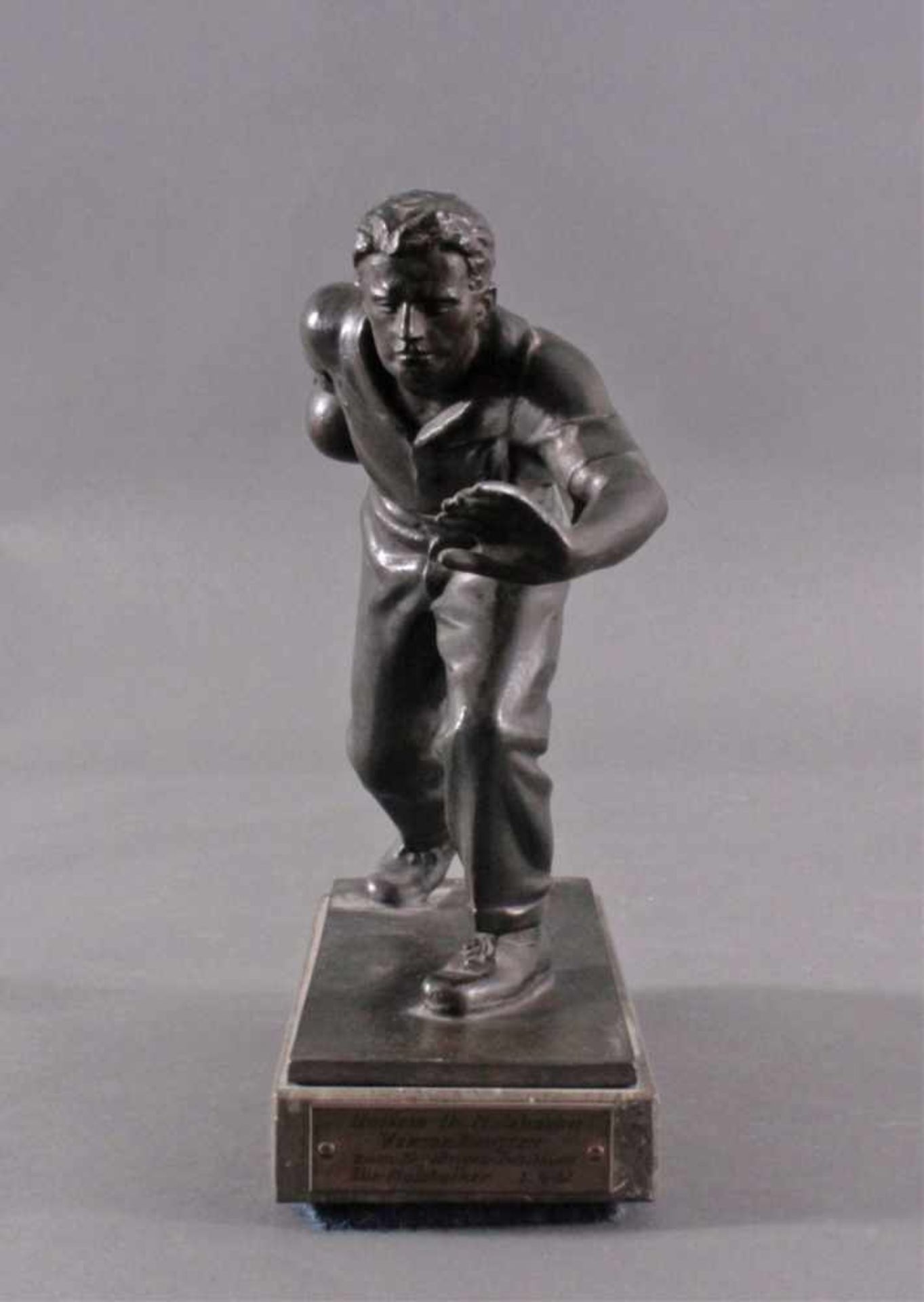 Hendrik Scholter (XX). Bronzeskulptur"Kegelspieler", auf der Plinthe signiert. AufMarmorsockel, - Bild 2 aus 7