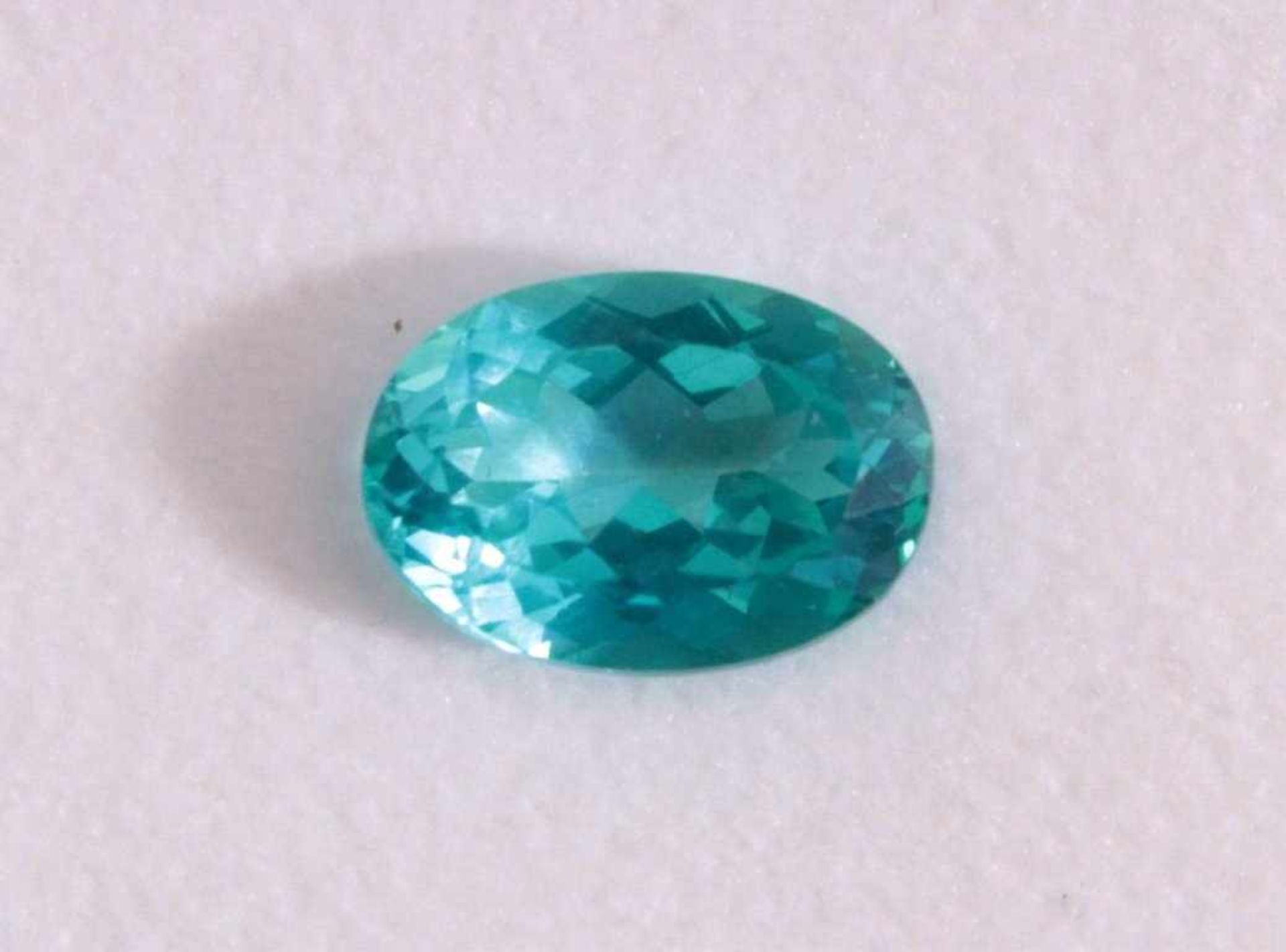 Paraiba Topaz von 7,16 Karat aus TanzaniaOvale Form, blau, behandelt.