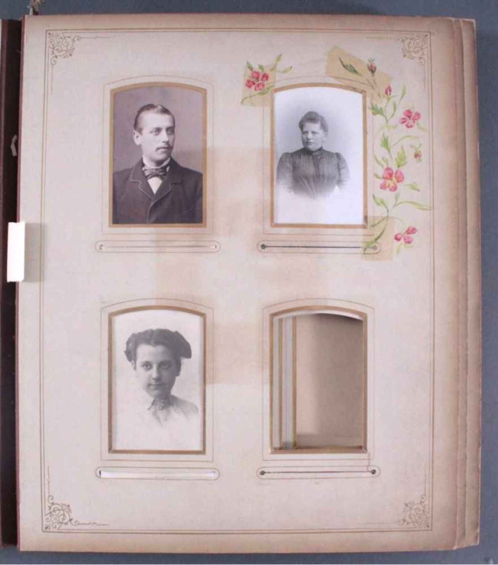 Einsteck-Fotoalbum um 1900Leder-Album, geprägt mit floralen Motiven undMetallaplikation.Mit 8 - Bild 4 aus 5