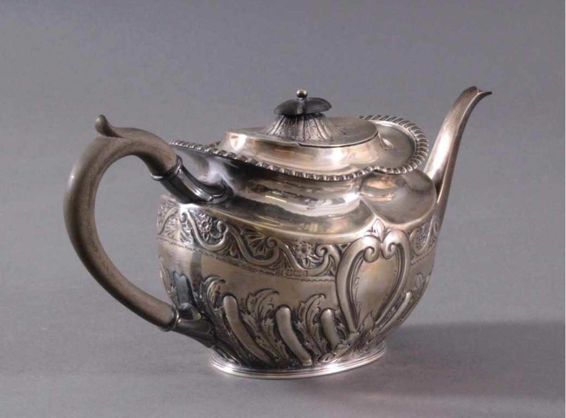 Silberne Teekanne, England 19. Jh.Getriebenes Silber, reliefierte Wandung, ebonisierter Griffund - Bild 3 aus 6