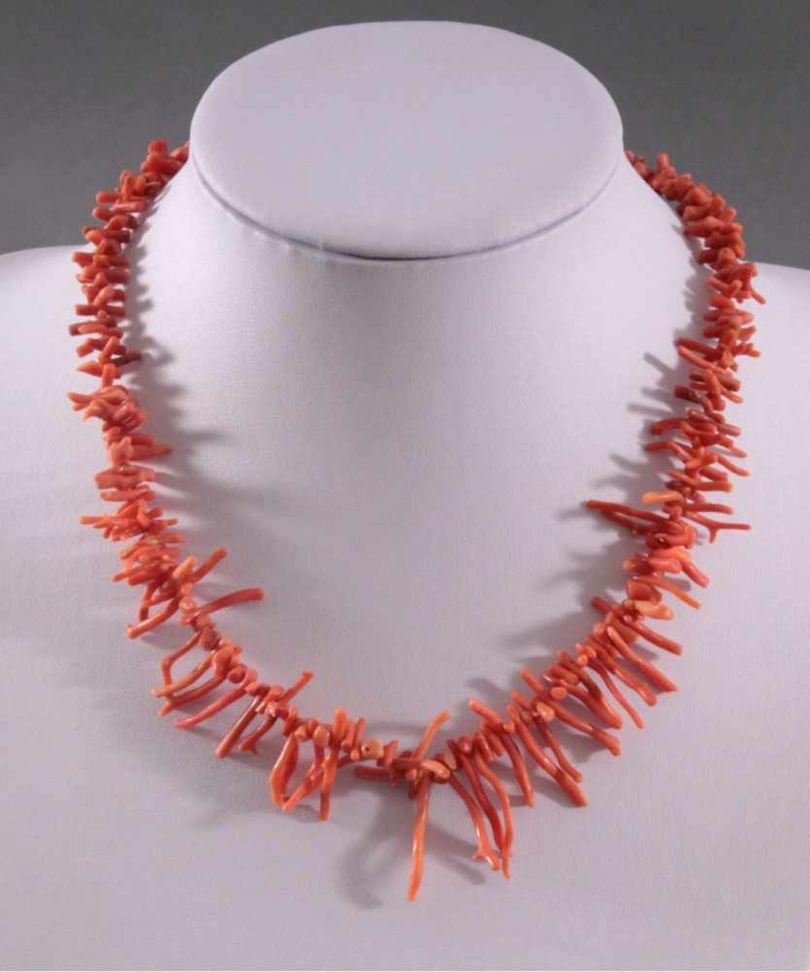 Halskette aus roter StabkoralleIm Verlauf gefädelt, ca. Länge 47 cm