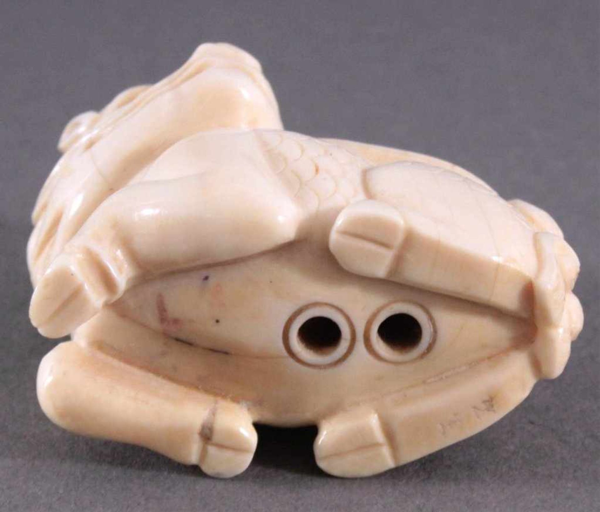 Netsuke, Japan 1. Hälfte 20. Jh., Elfenbein geschnitztLiegender Drache, signiert, ca. 3,4 x 4,1 x - Bild 5 aus 5