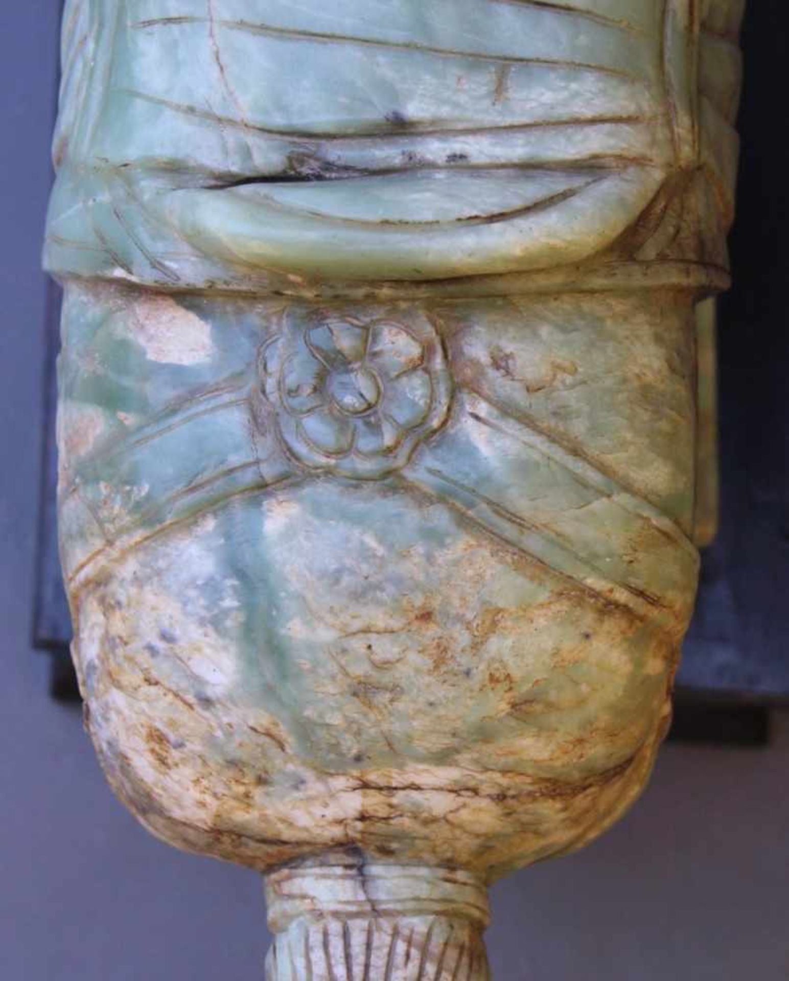 Sehr große Pferdefigur, Serpentin-JadeChina, 20. Jahrhundert, vollplastisch gearbeitetes Pferd - Bild 5 aus 6