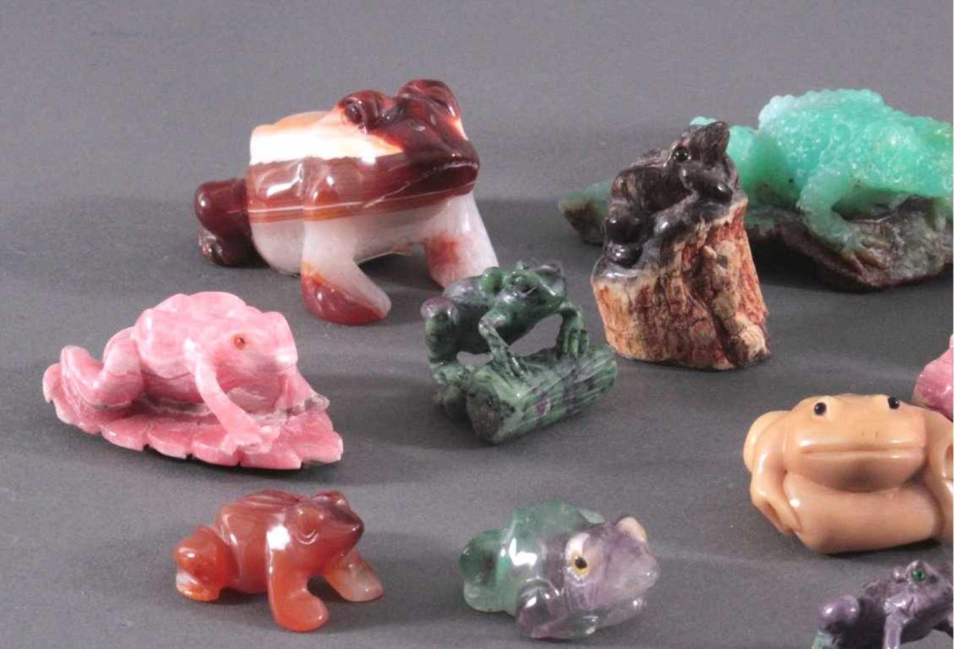 Froschsammlung aus unterschiedlichen Edelsteinen gefertigt16 Stück, vollplastische Arbeit aus - Image 2 of 5