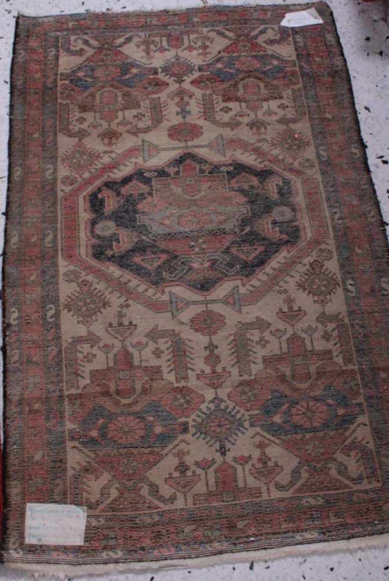 2 Orientteppiche, 20. JahrhundertDer größere Teppich hat abgetretene Stellen, ca. 113 × 75 cmund 123 - Bild 5 aus 5