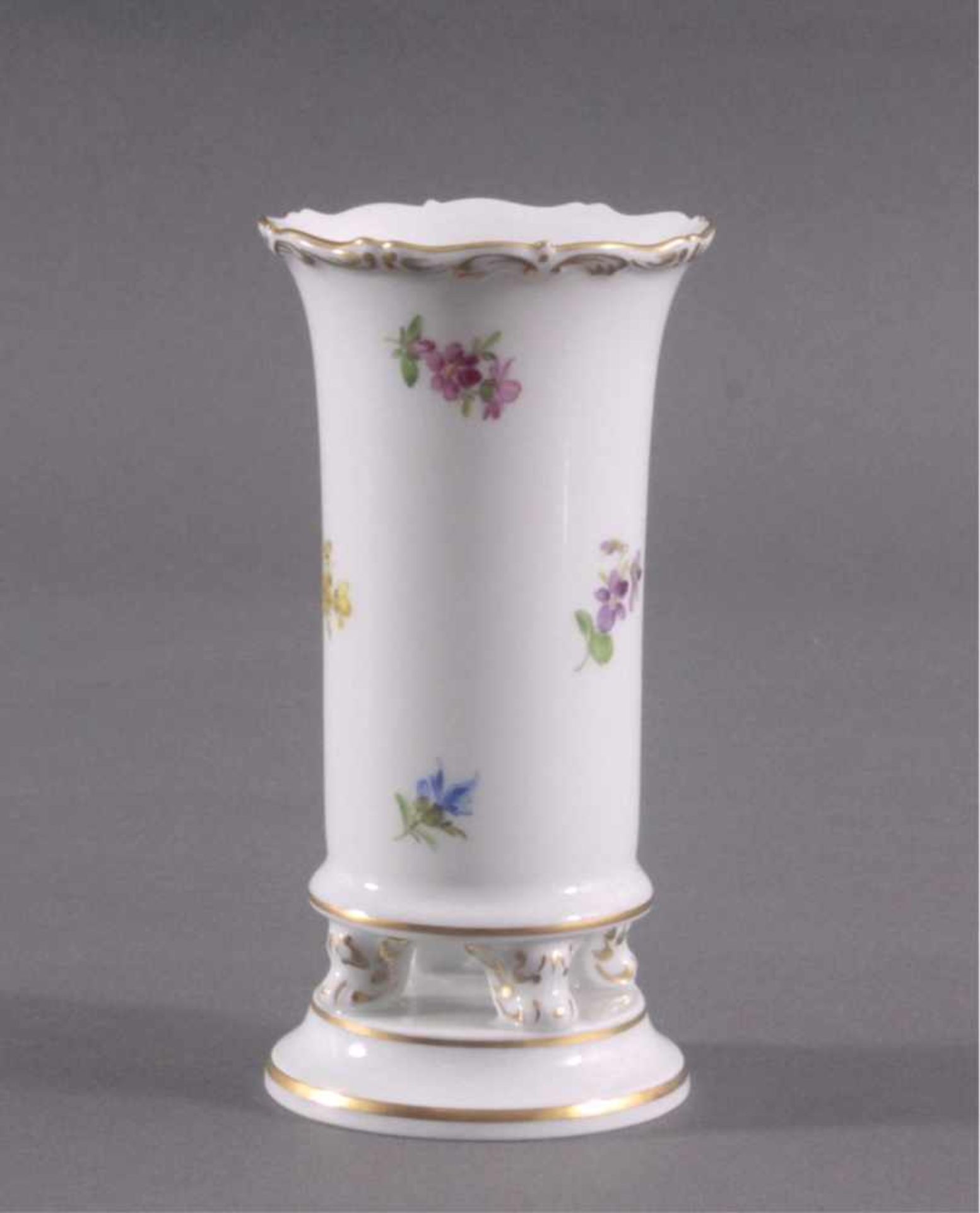 Meissen-Vase, I. WahlPorzellan, 20. Jh., auf runder Plinthe über vierVolutenfüßen, runder Korpus. - Bild 2 aus 3