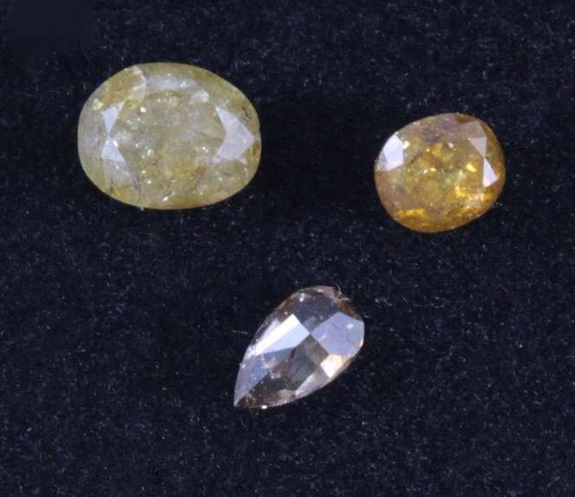 Drei Diamanten von insgesamt 0,93 Karat0,13 ct, 0,22 ct und 0,58 ct, natürlich.1x Tropfenform,