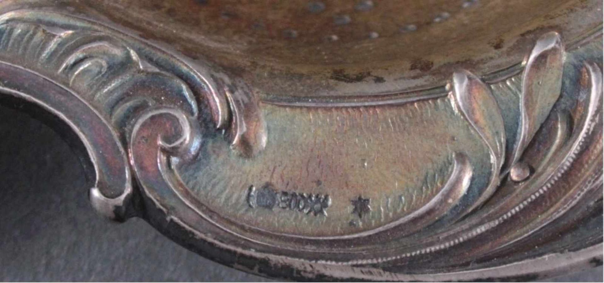 Silbernes Teesieb und Tee-EiReliefiertes Sieb, innen vergoldet, am Griff mit MonogrammCH, punziert - Bild 3 aus 4
