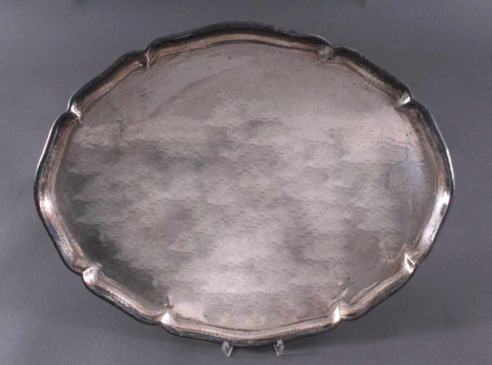 Großes Silbertablett, 830er Silber deutsche PunzeOvales Tablett mit geschwungenem Rand, punziert,ca.