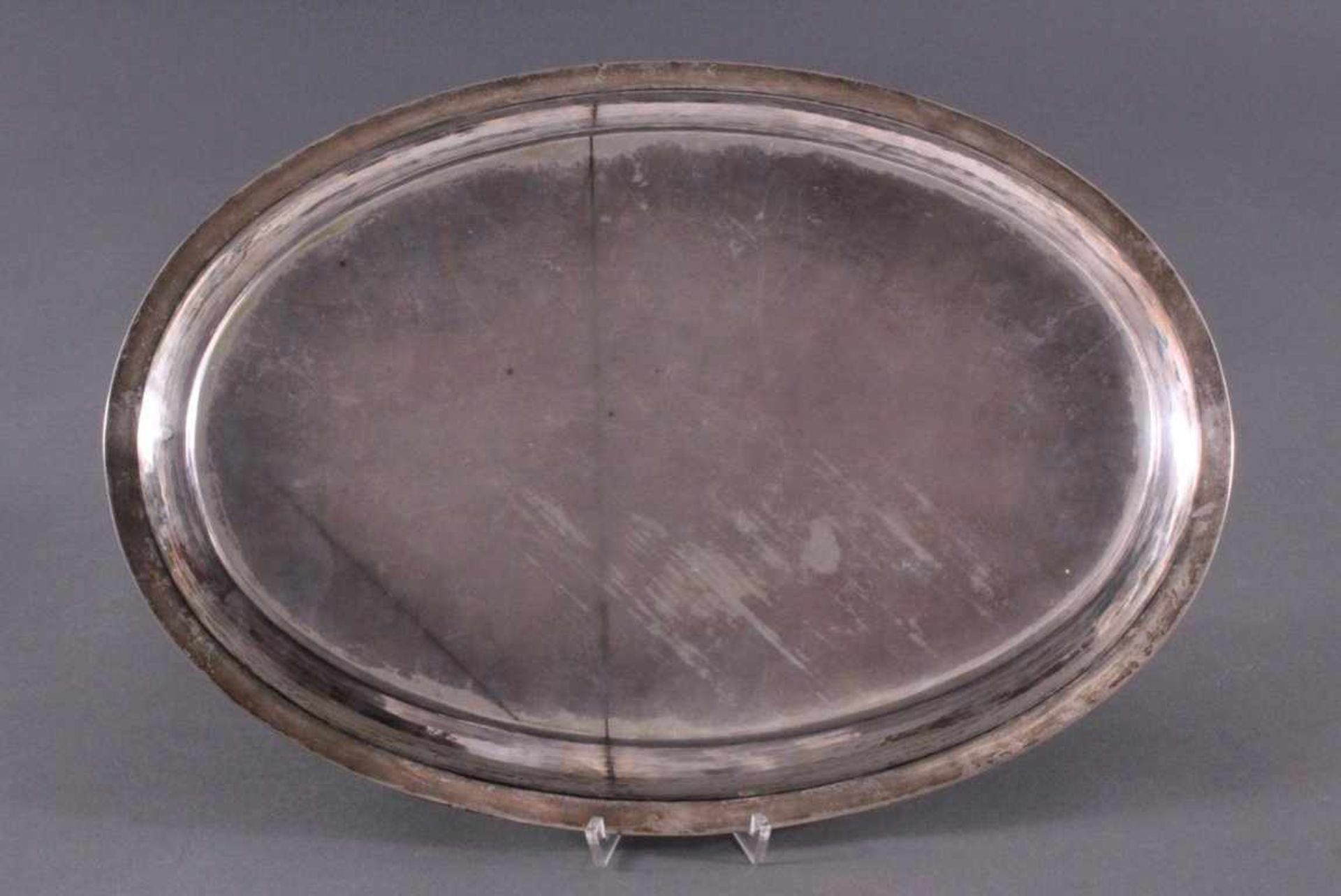 Großes SilbertablettOvale Form, mit Ornamenten verzierter Rand, punziert,ca. 1,5 x 41,5 x 29 cm, 680 - Bild 2 aus 3