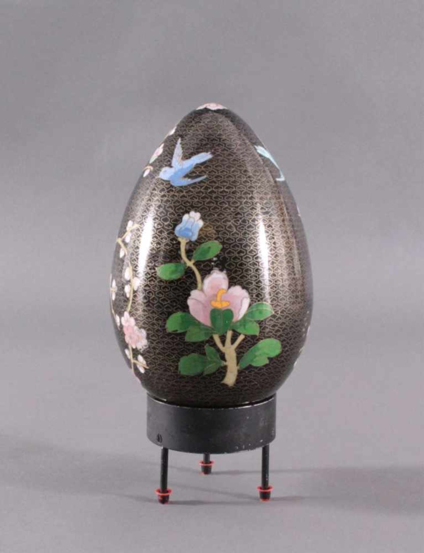 Großes Cloisonne Ei, China 1. Hälfte 20. Jh.Kupferkorpus, polychrom emailliert im Kirschblütendekor, - Bild 2 aus 5