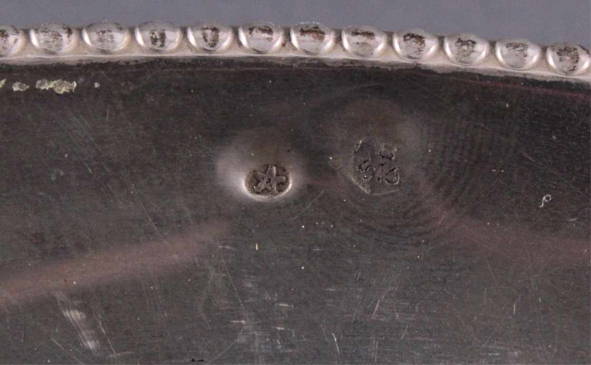 Silberne Anbietschale, spanische PunzeRunde, tief gemuldete Form, am Rand seitlich punziert, ca.Höhe - Bild 3 aus 3