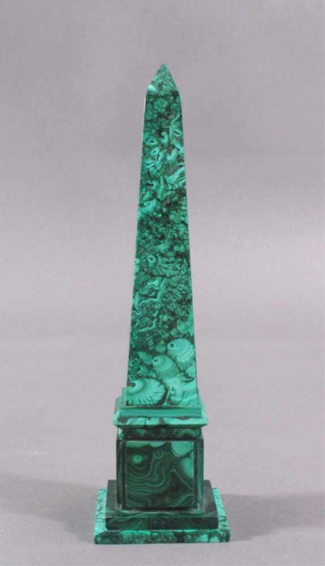 Obelsik, MalachitEmpire-Stil, neuzeitlich, ca. Höhe 24 cm.
