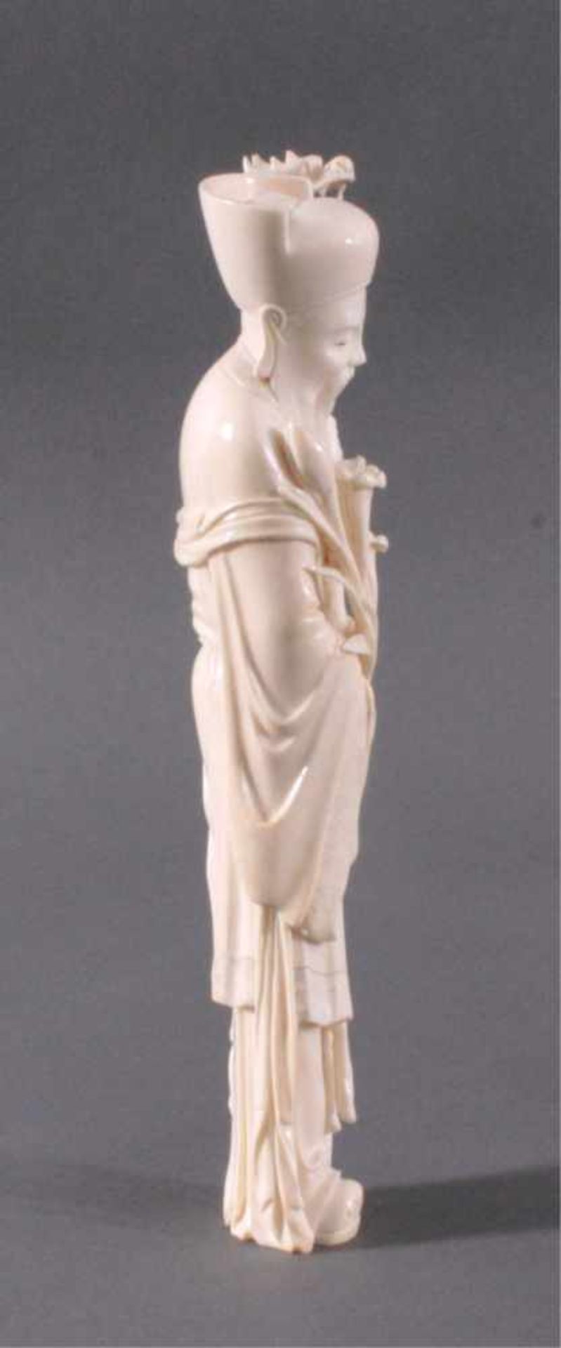 Elfenbeinfigur, Gelehrter mit Drachenstock und KalebasseIn der rechten Hand eine Blume haltend, - Image 4 of 7