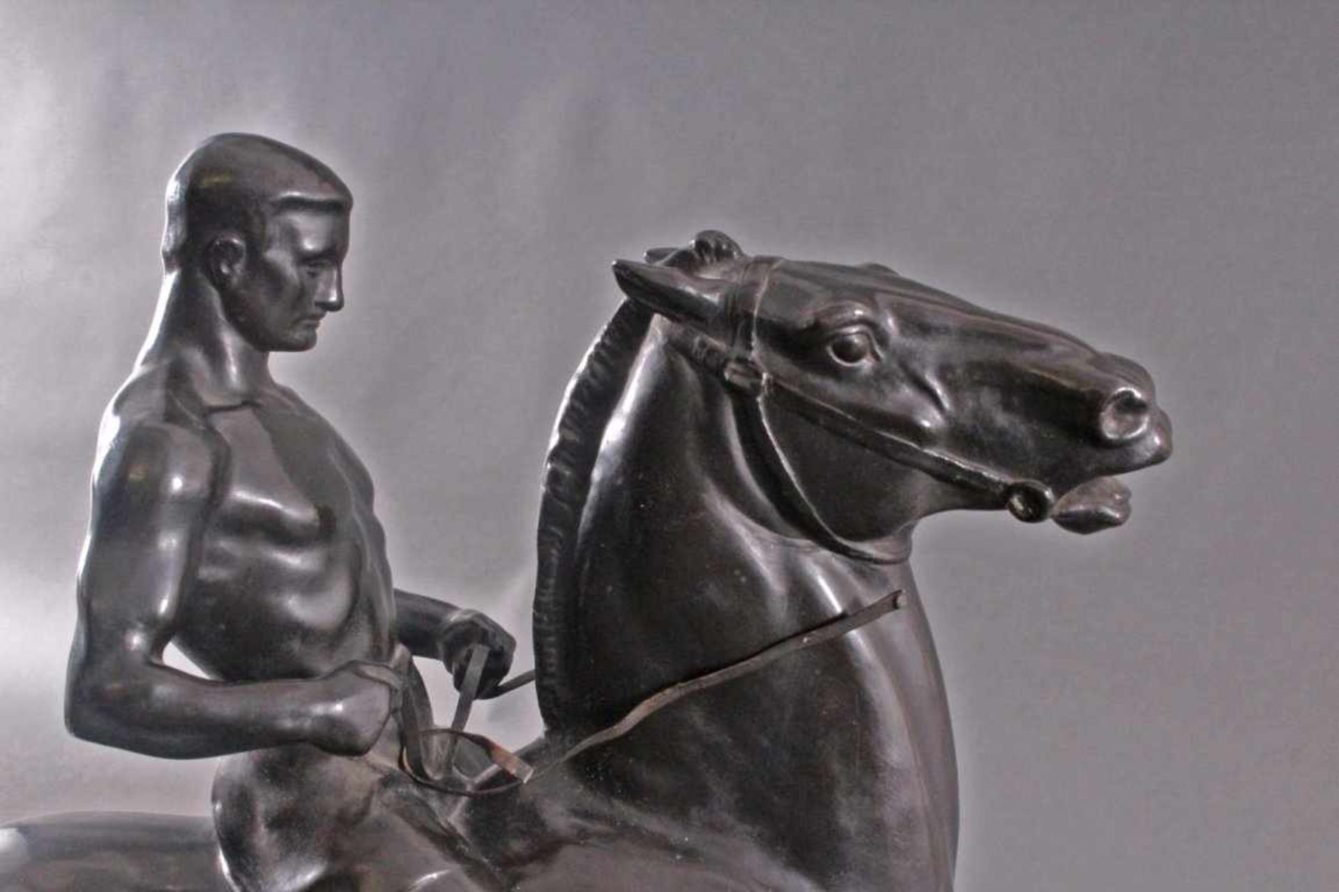 Richard Fabricius (1863-1923)Bronze, Reiter auf Pferd, auf rechteckiger Sockelplattesigniert "R.D. - Bild 5 aus 7