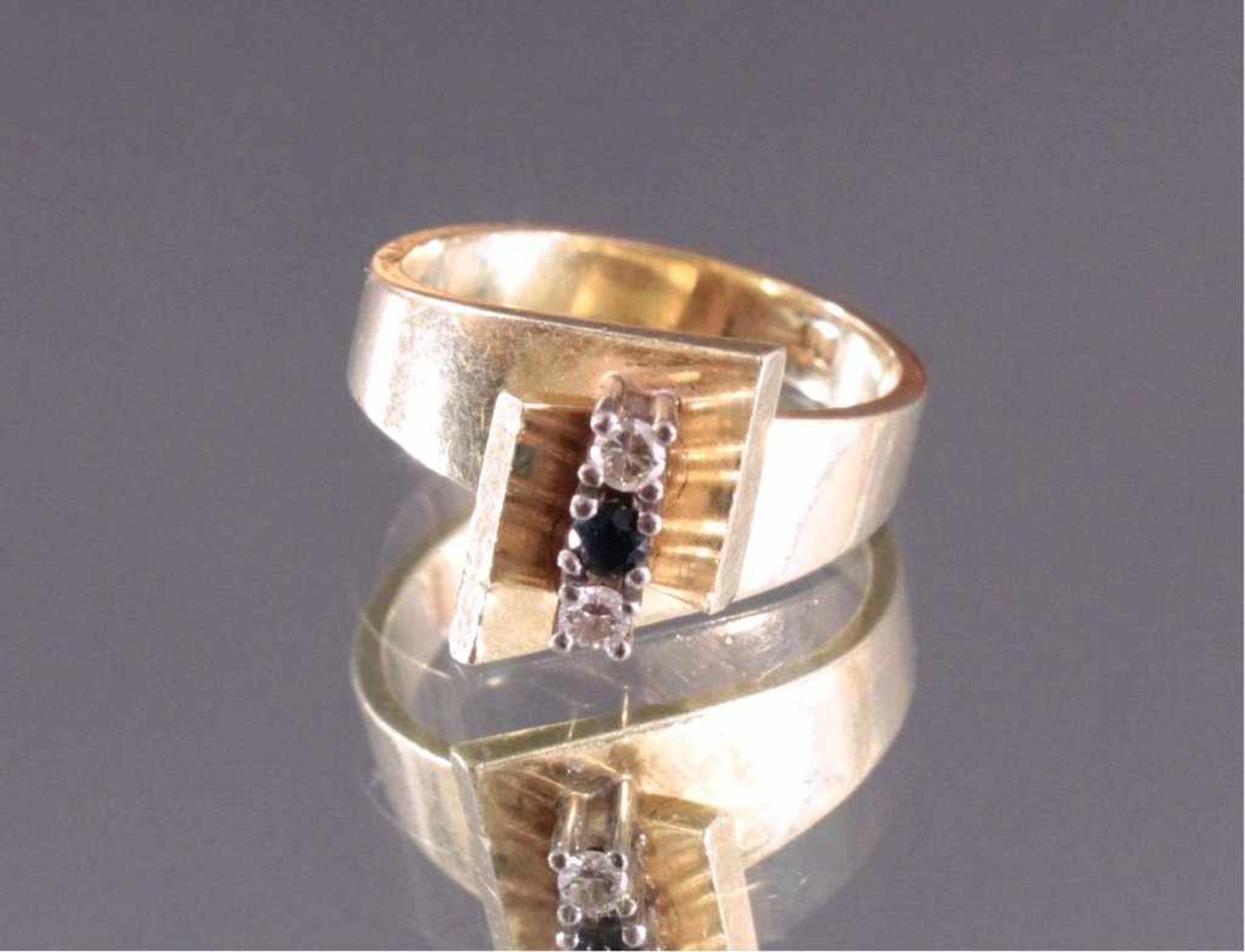 Damenring mit 2 kleinen Diamanten und 1 Saphir14 Karat Gelbgold, RG 54, ca. 6,4 g.