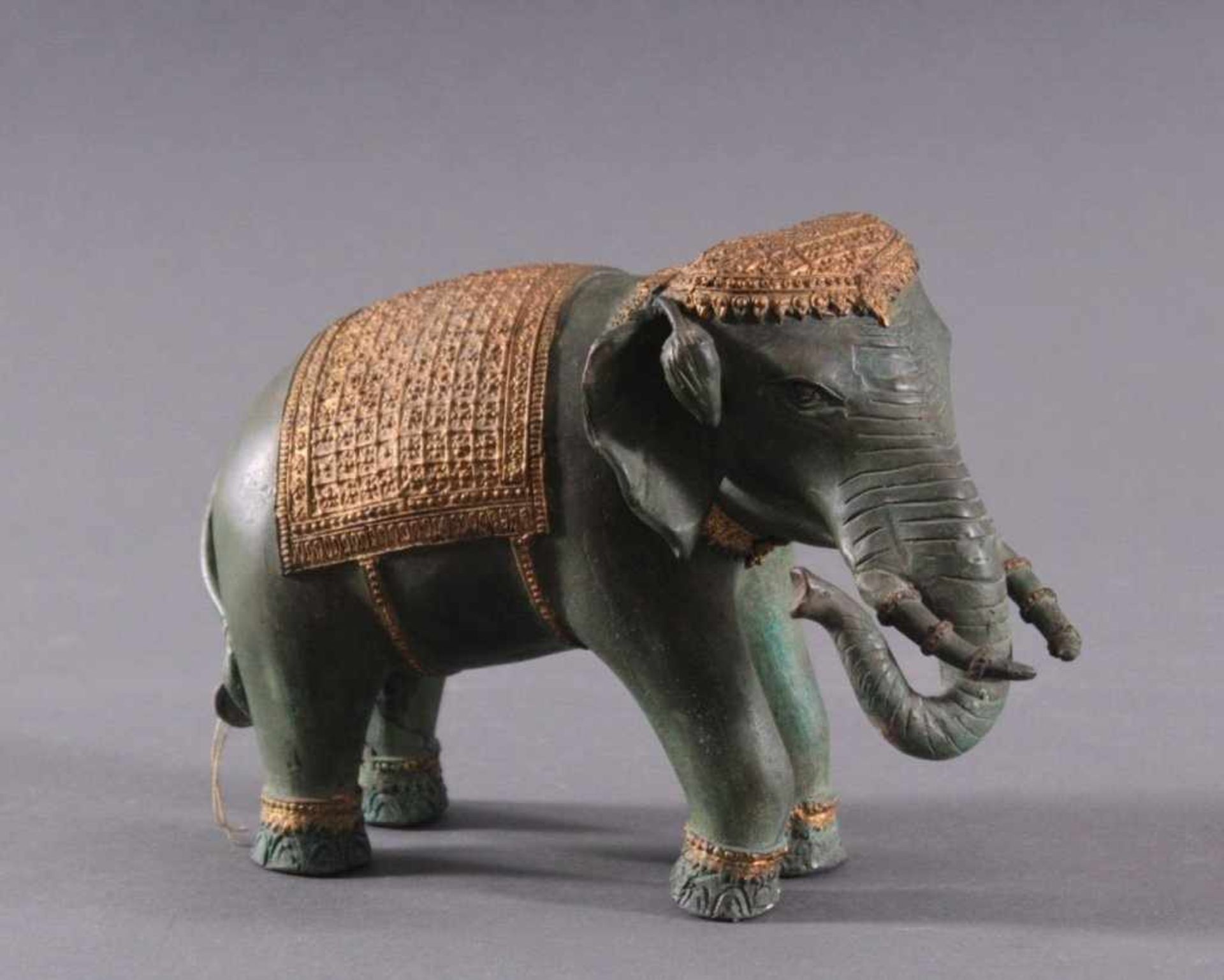 Bronzeplastik, "Elefant"Thailand, 20. Jahrhundert, grün- und goldfarben patiniert,ca. H-17 x 26 cm