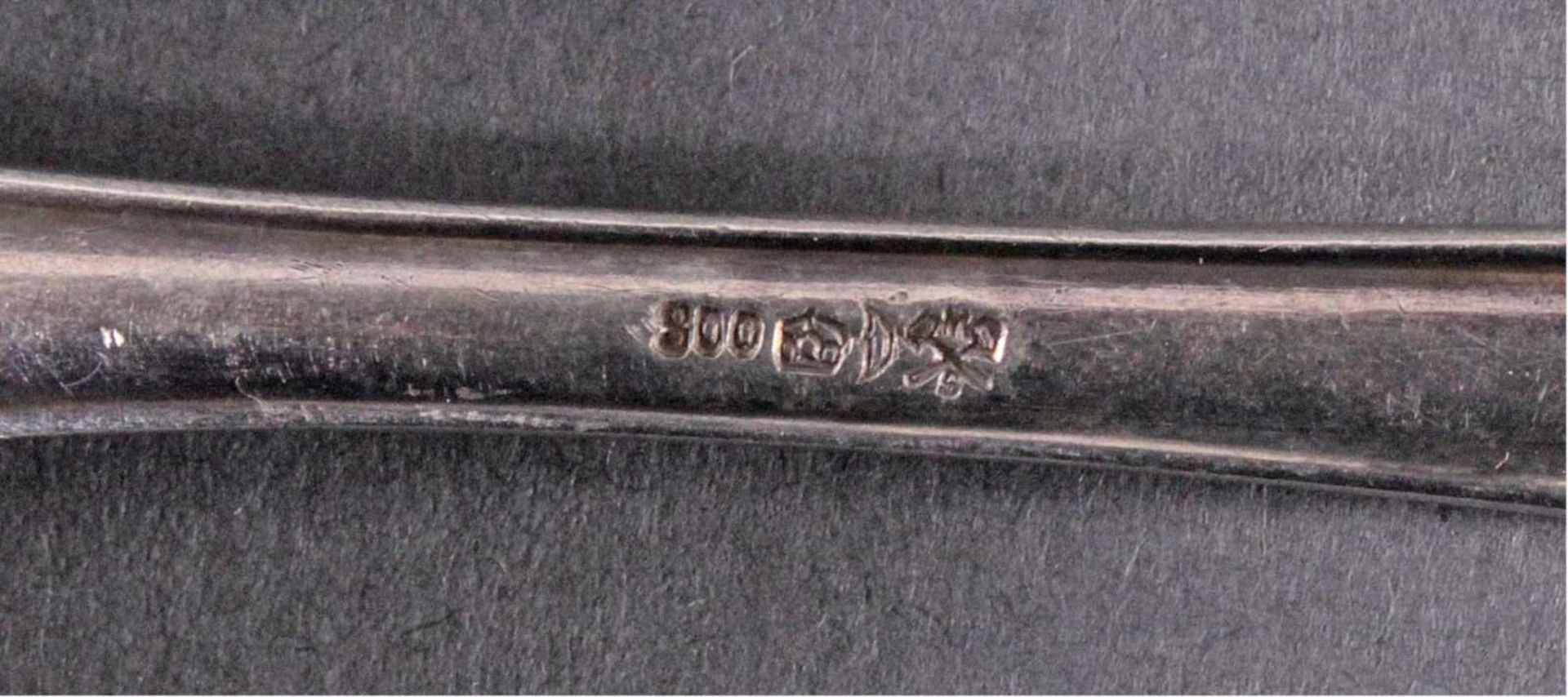 Konvolut silberne BesteckteileBestehend aus:Eine kleine Schöpfkelle punziert A1, H. Pearce & Sons, - Image 4 of 4