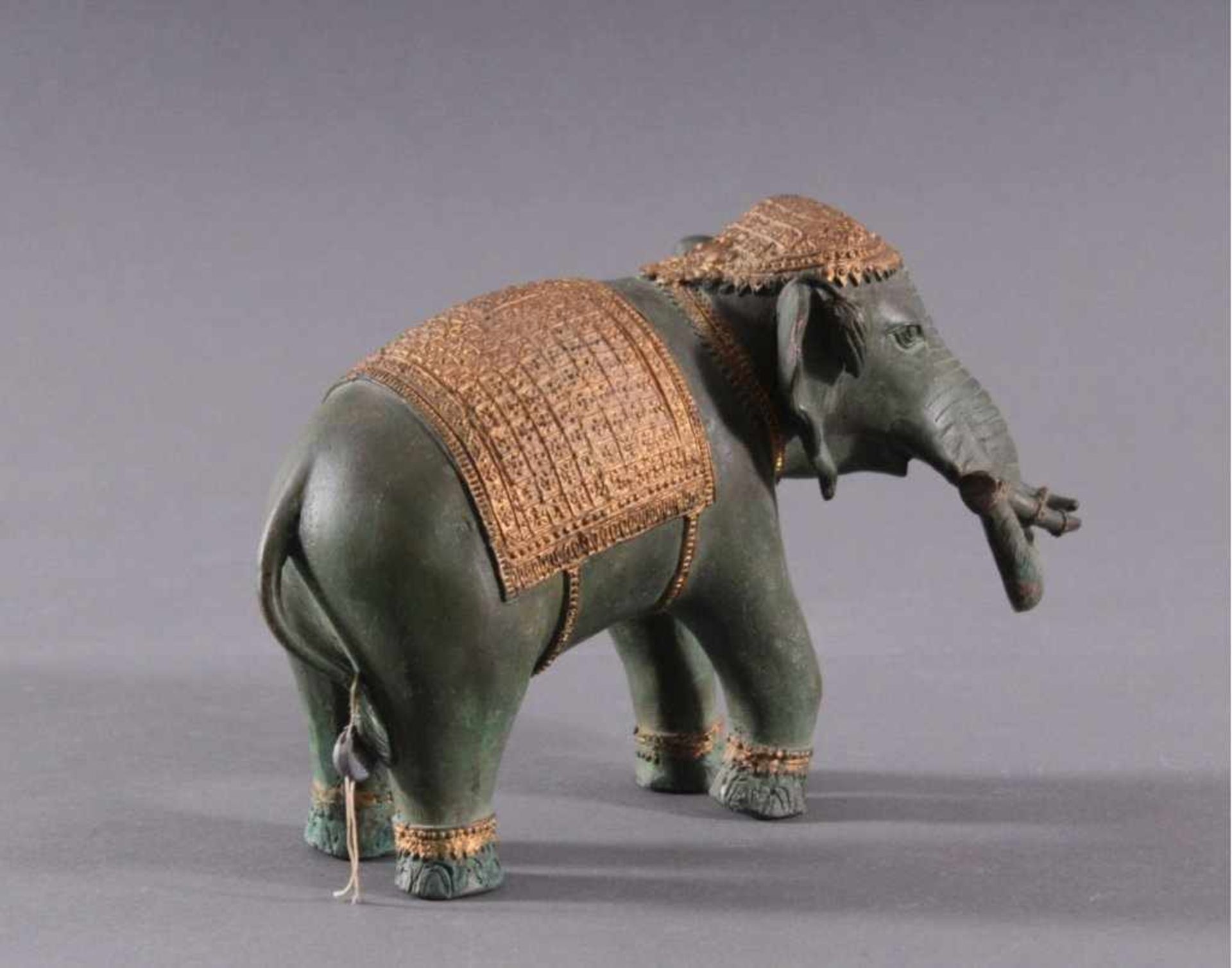 Bronzeplastik, "Elefant"Thailand, 20. Jahrhundert, grün- und goldfarben patiniert,ca. H-17 x 26 cm - Bild 4 aus 7