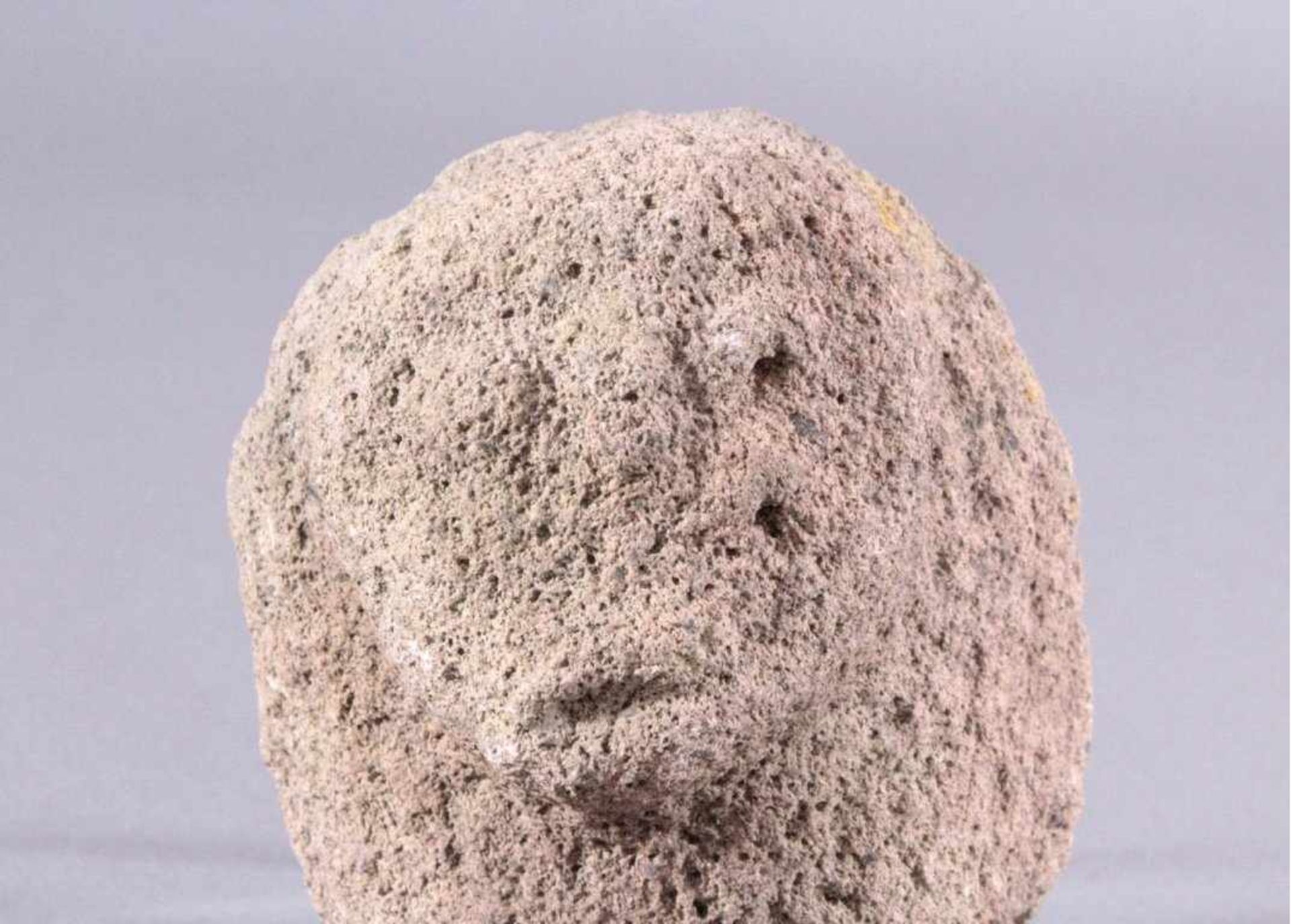 Skulptur - Lausitzer Kultur 900-500 v. Chr.Skulptur in Ahnenkopfform, aus rauem Stein gehauen,ca. - Bild 2 aus 3