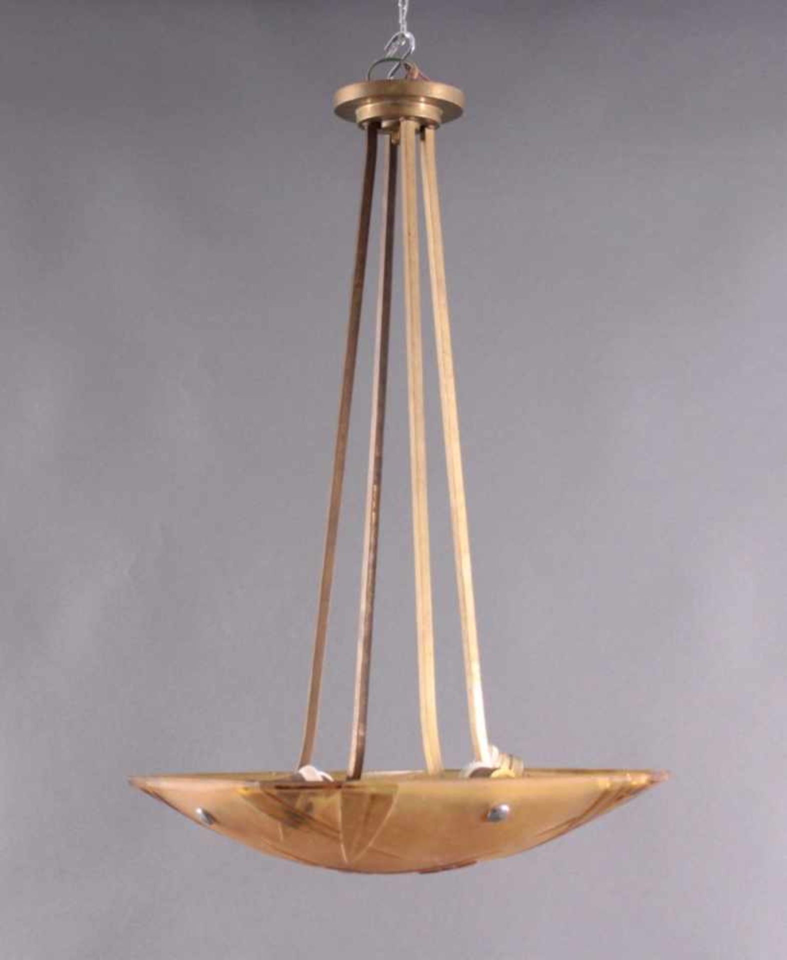 Art Déco Deckenlampe, Frankreich um 1920Messinggestell, 4-flammig, brauner Glasschirm