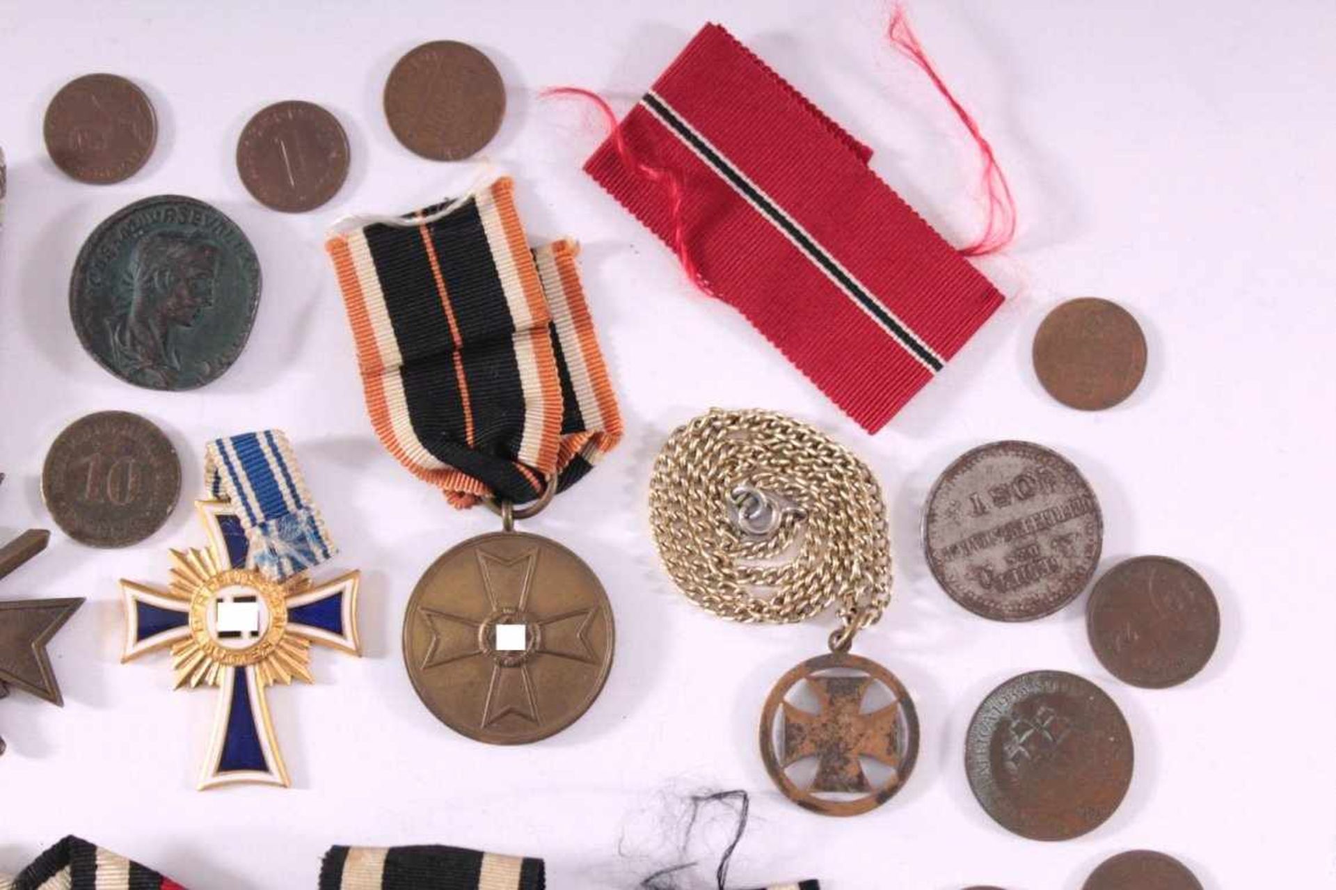 Abzeichen 1. und 2. Weltkrieg und MünzenFolgende Medaillen und Verdienstabzeichen sind auf - Bild 3 aus 5