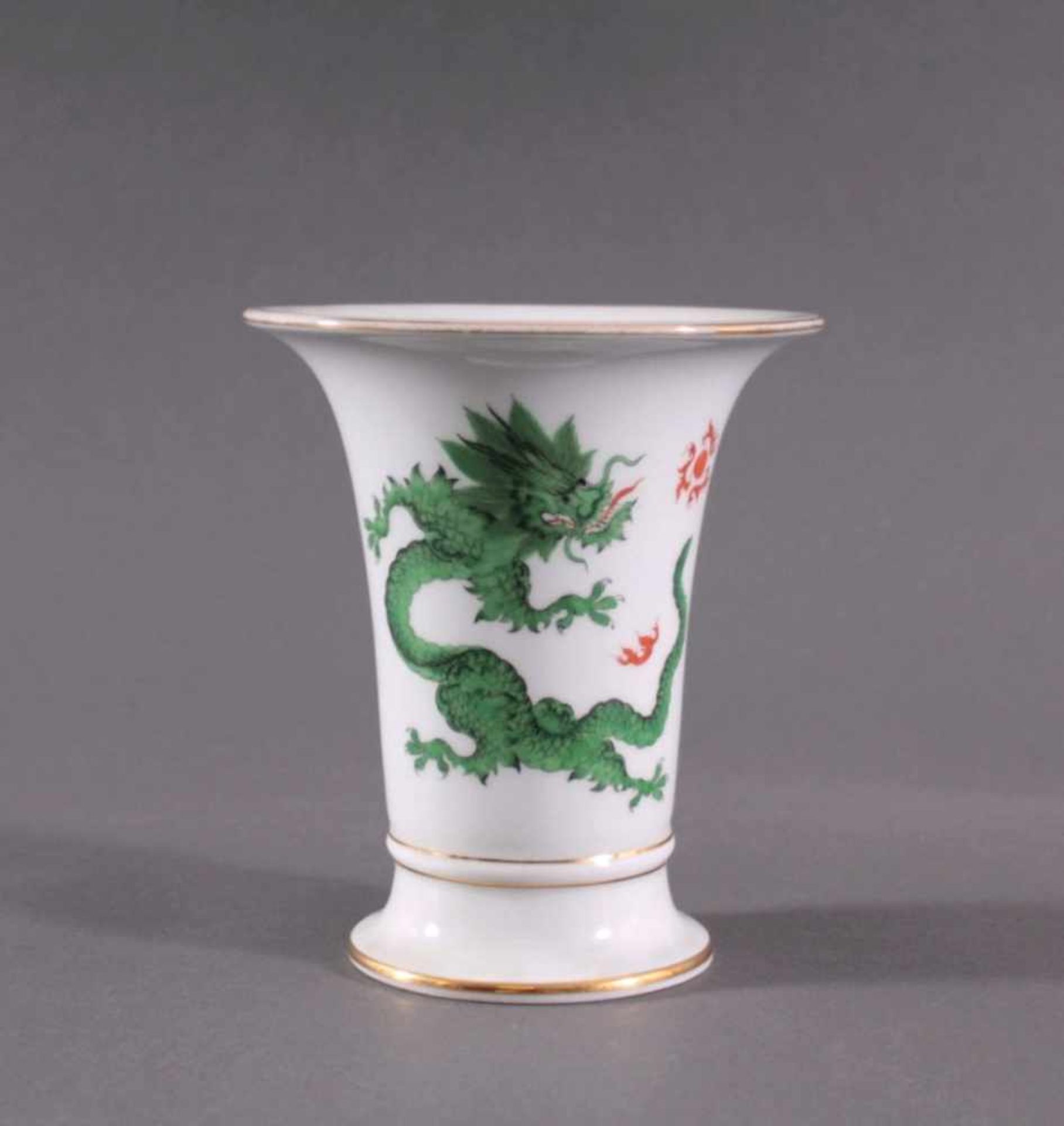 Vase Meissen, grüner Ming Drache, I. WahlPorzellan, weiß glasiert, grüne und rote Bemalung,