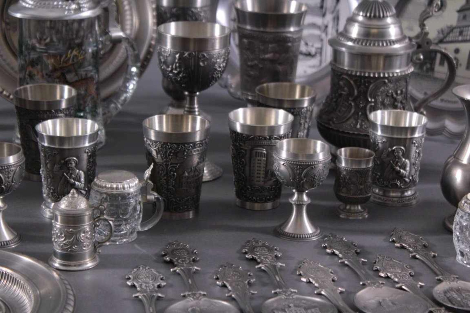 Zinn Konvolut, 47 TeileNeuzeitlich, verschiedene Hersteller, bestehend aus Krüge,Löffel, - Bild 4 aus 5