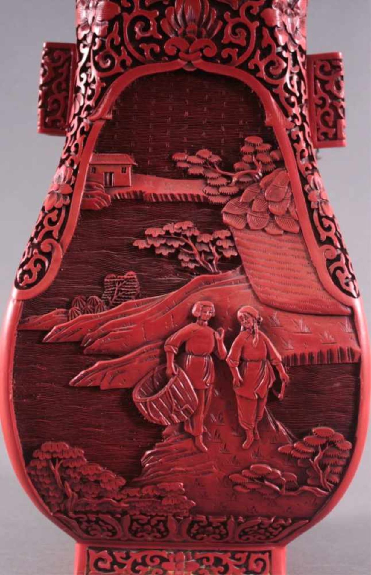 Rot-Lackvase mit HandhabenMessing. In 4 Kartuschen im reliefiertes, geschnitztesfigurales und - Bild 5 aus 9