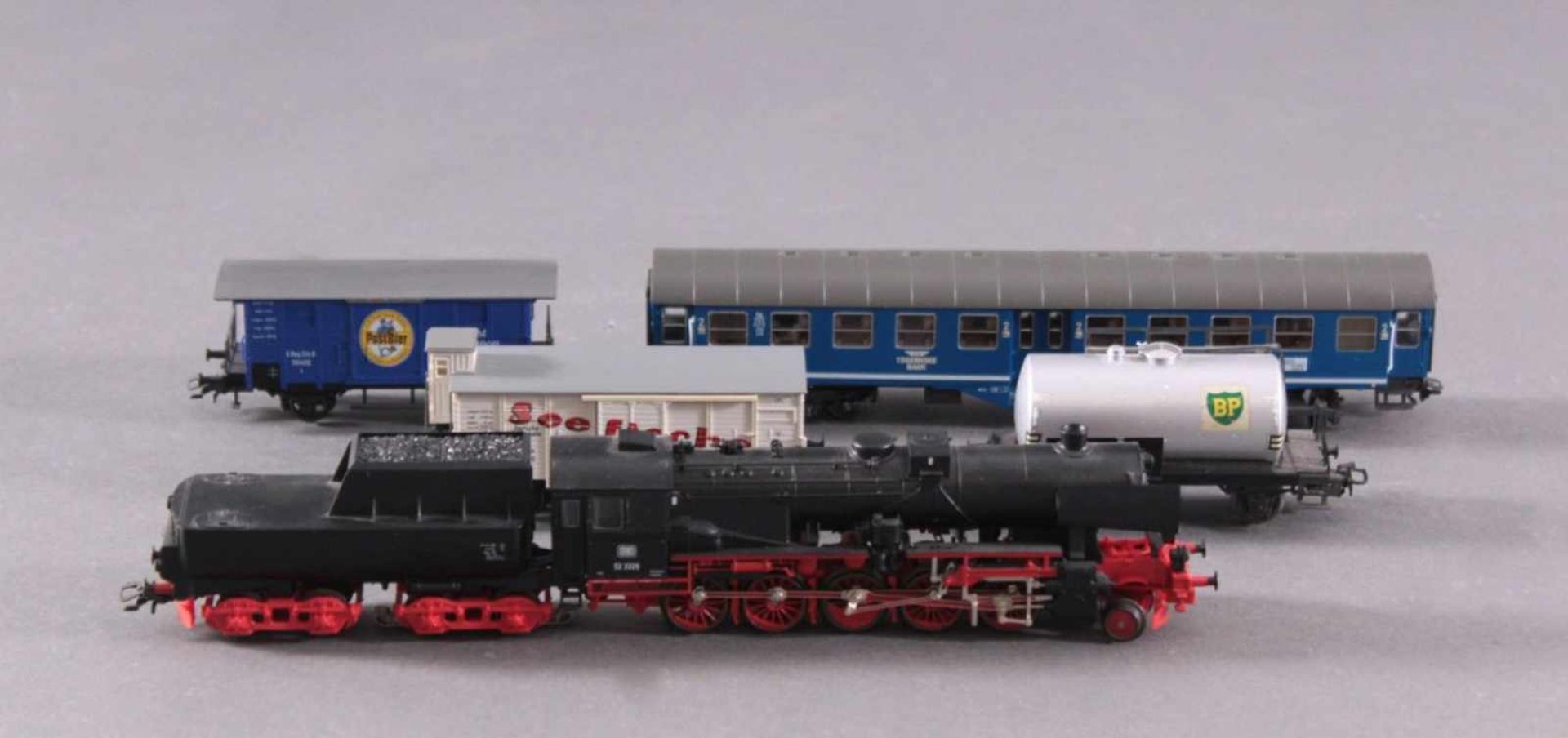 Märklin Lokomotive 3329 mit 4 Waggons
