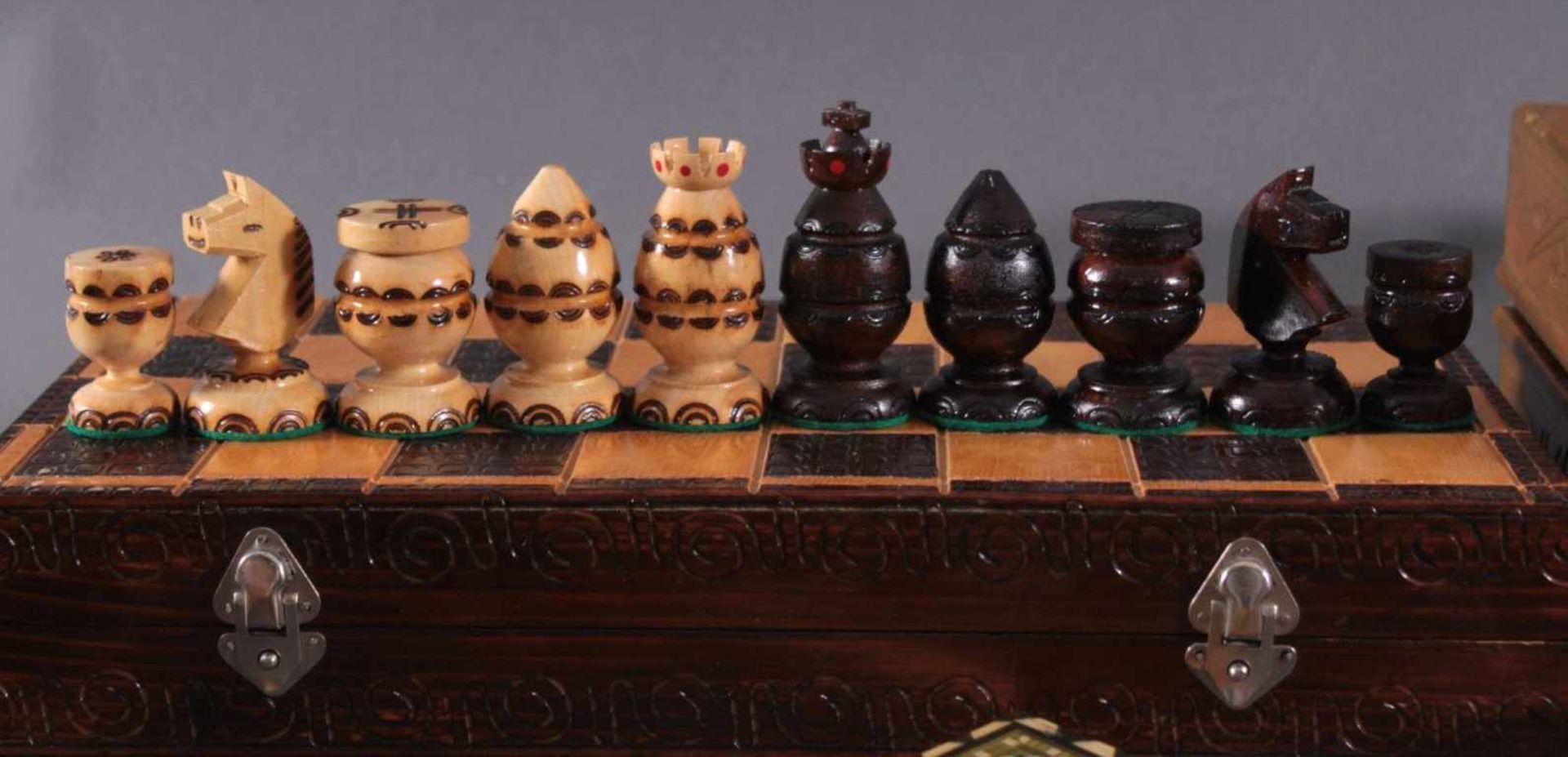 Schachspiel Konvolut2 aufklappbare Holzkisten, eine mit Schubladen, 1 Holzbrettmit - Bild 3 aus 4