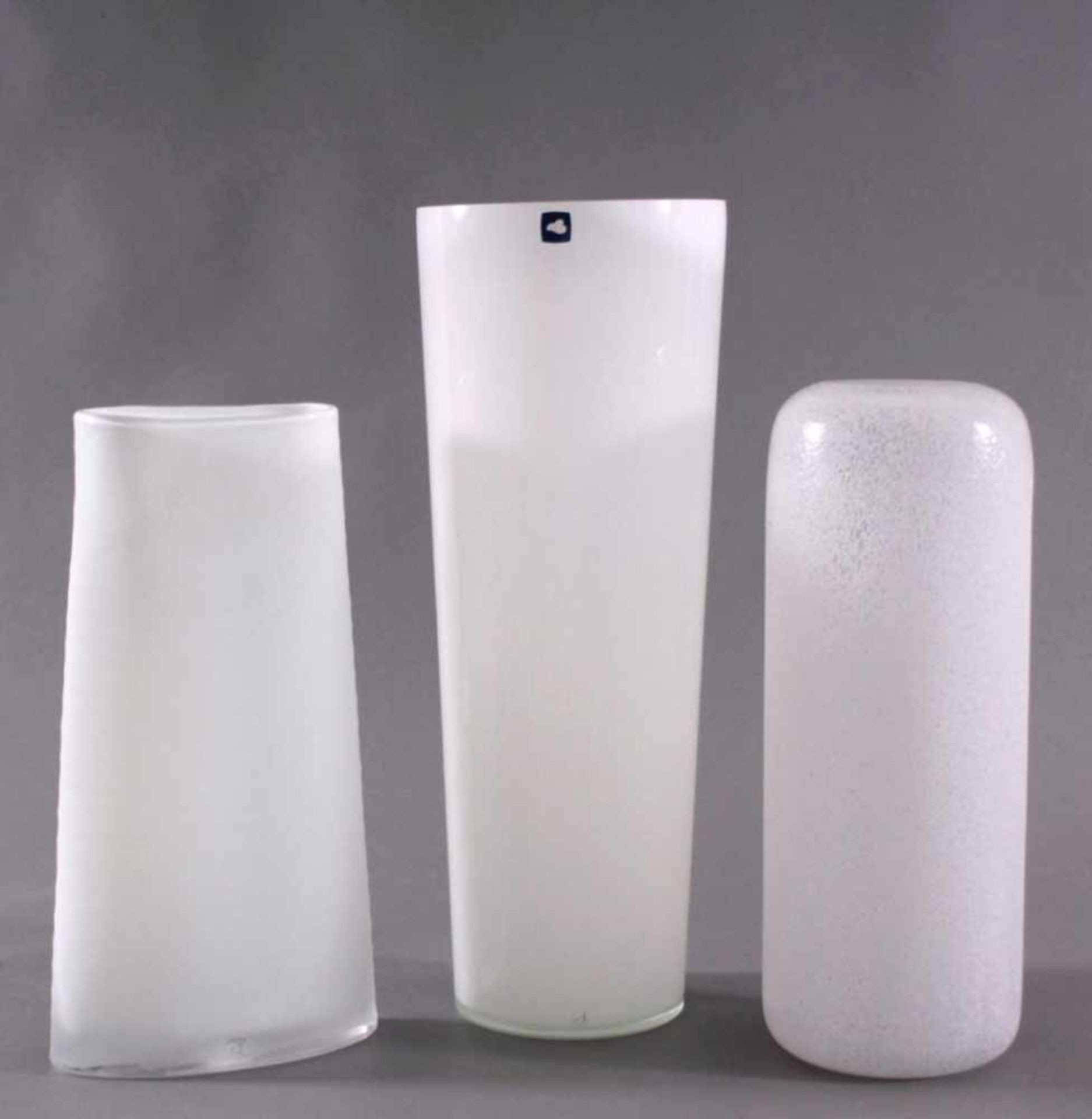 Bodenvasen, Leonardo Glasdesign3 Stück. Farbloses Glas, weiß überfangen, ca. H-38/40/50 cm