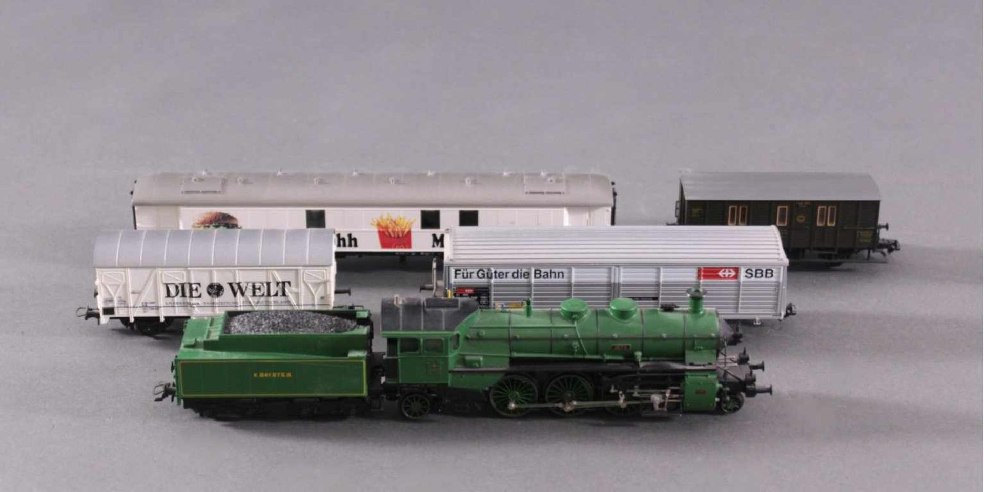 Märklin Dampflok 37182 mit 4 Waggons