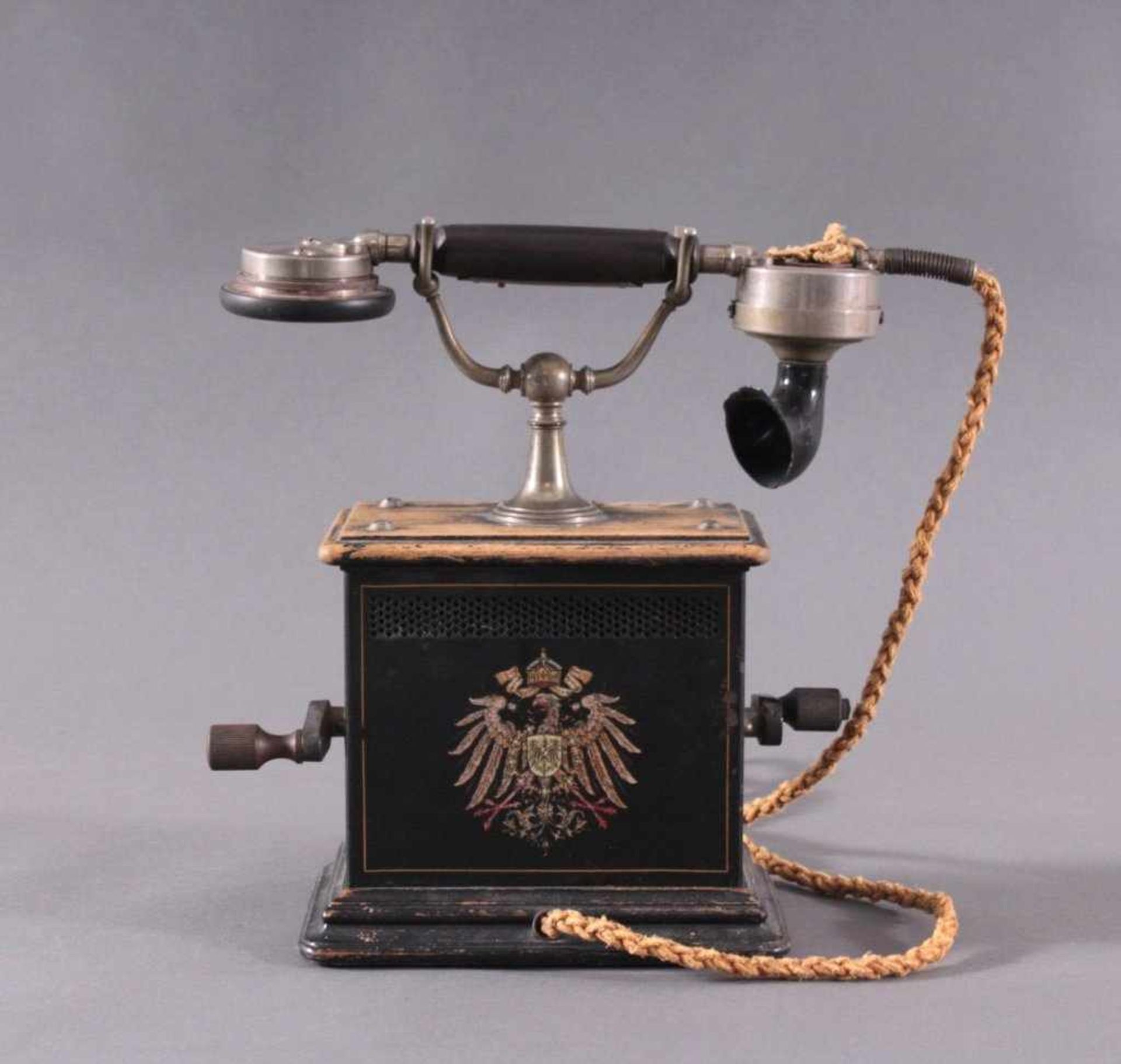 Kurbeltelefon um 1900Eisen / ebonisiertes Holzgehäuse. Auf der Schauseite mitpolychrom bemalten - Bild 3 aus 7