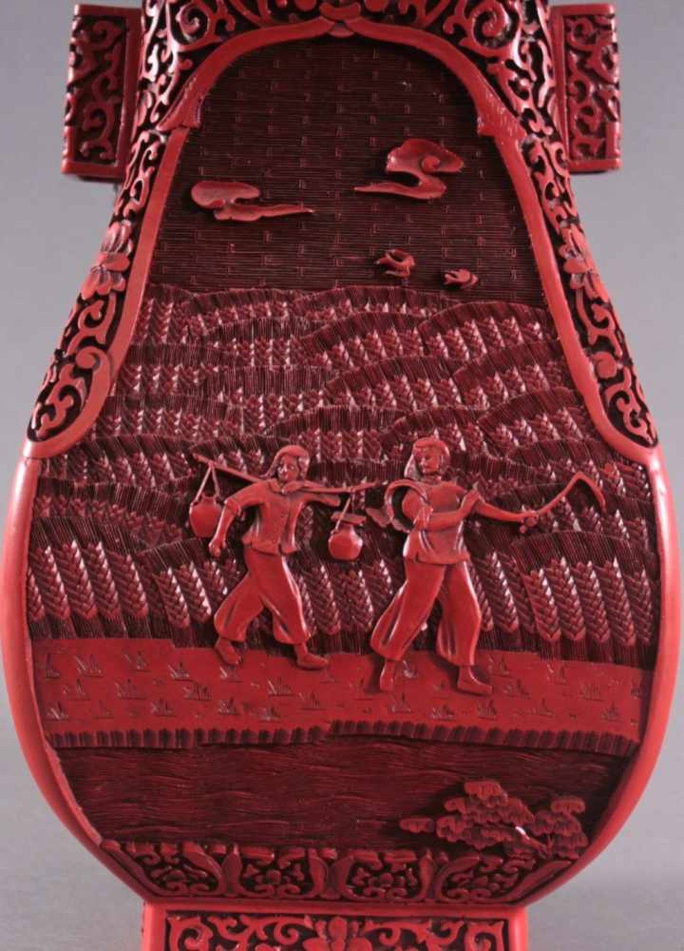 Rot-Lackvase mit HandhabenMessing. In 4 Kartuschen im reliefiertes, geschnitztesfigurales und - Bild 7 aus 9