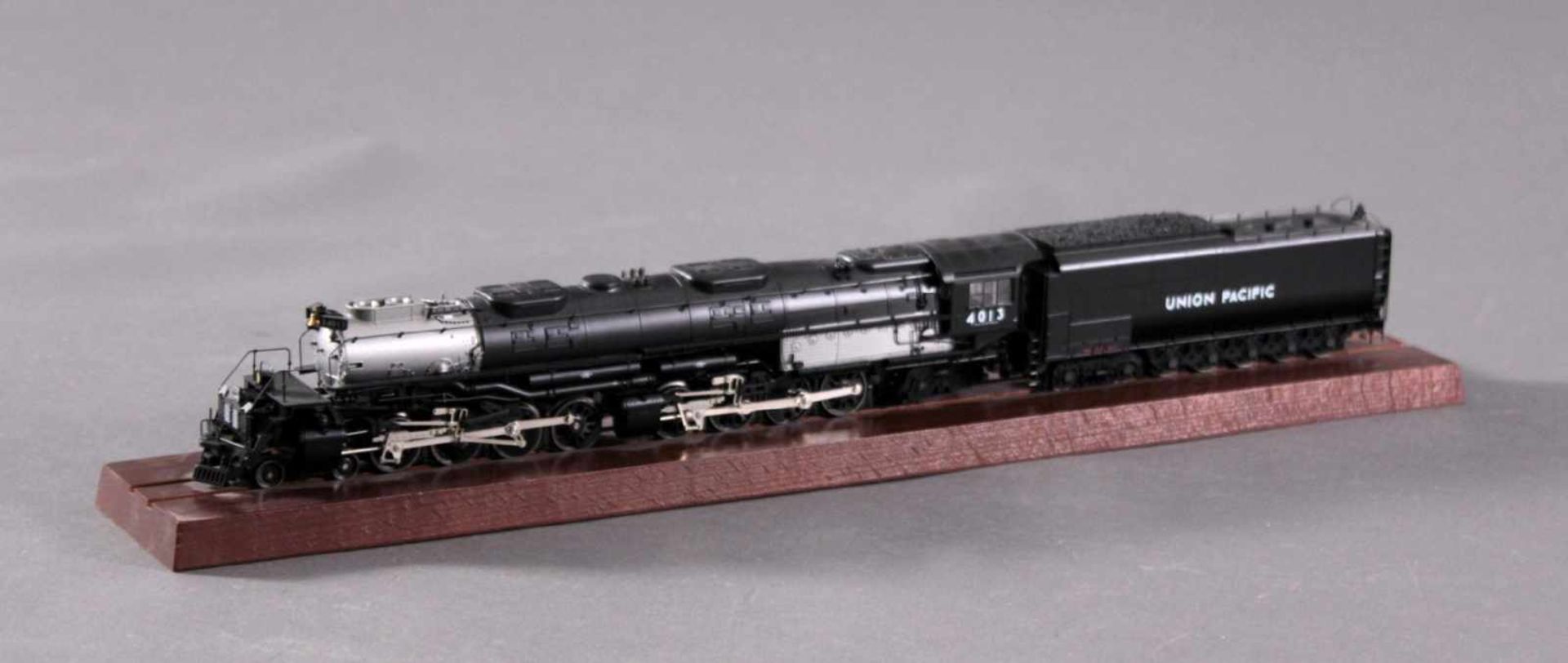 Märklin Dampflok 37992 "Big Boy"Mit originaler Holzbox, noch auf originalem Holzsockelverschraubt.