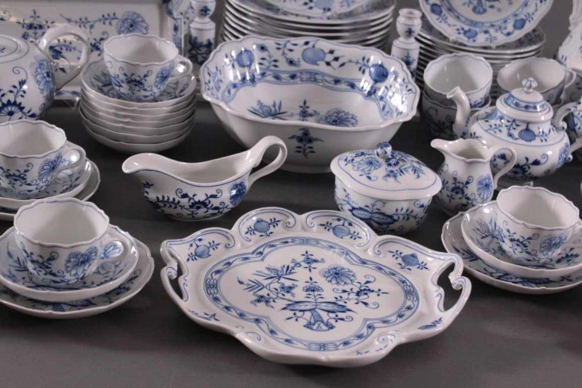 Meissen "Zwiebelmuster", Service-Teile, II. WahlPorzellan, Blaumalerei. 12 Teller, 12 - Bild 3 aus 4