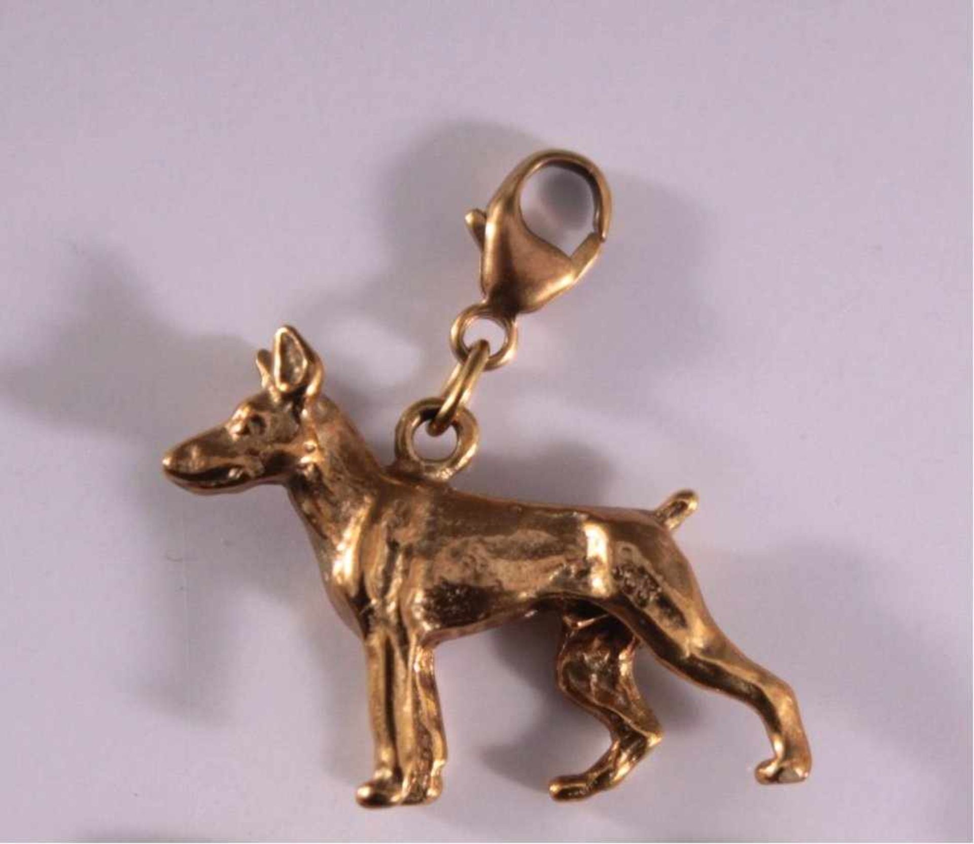 Paar Ohrringe und Hunde-Anhänger, 8 Karat GelbgoldLänge des Hundes ca,. 2,5 cm. Durchmesser der - Bild 3 aus 3